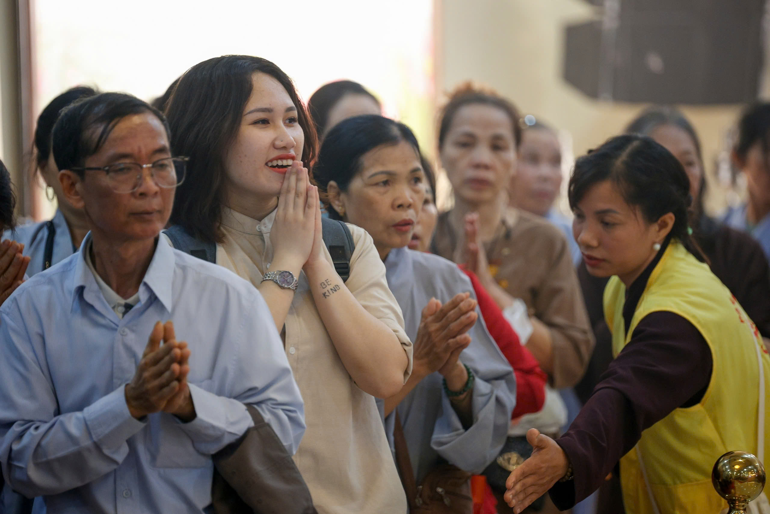 Xuyên đêm xếp hàng chờ chiêm bái xá lợi Đức Phật ở Hà Nội- Ảnh 16. Xuyên đêm xếp hàng chờ chiêm bái xá lợi Đức Phật ở Hà Nội- Ảnh 16.