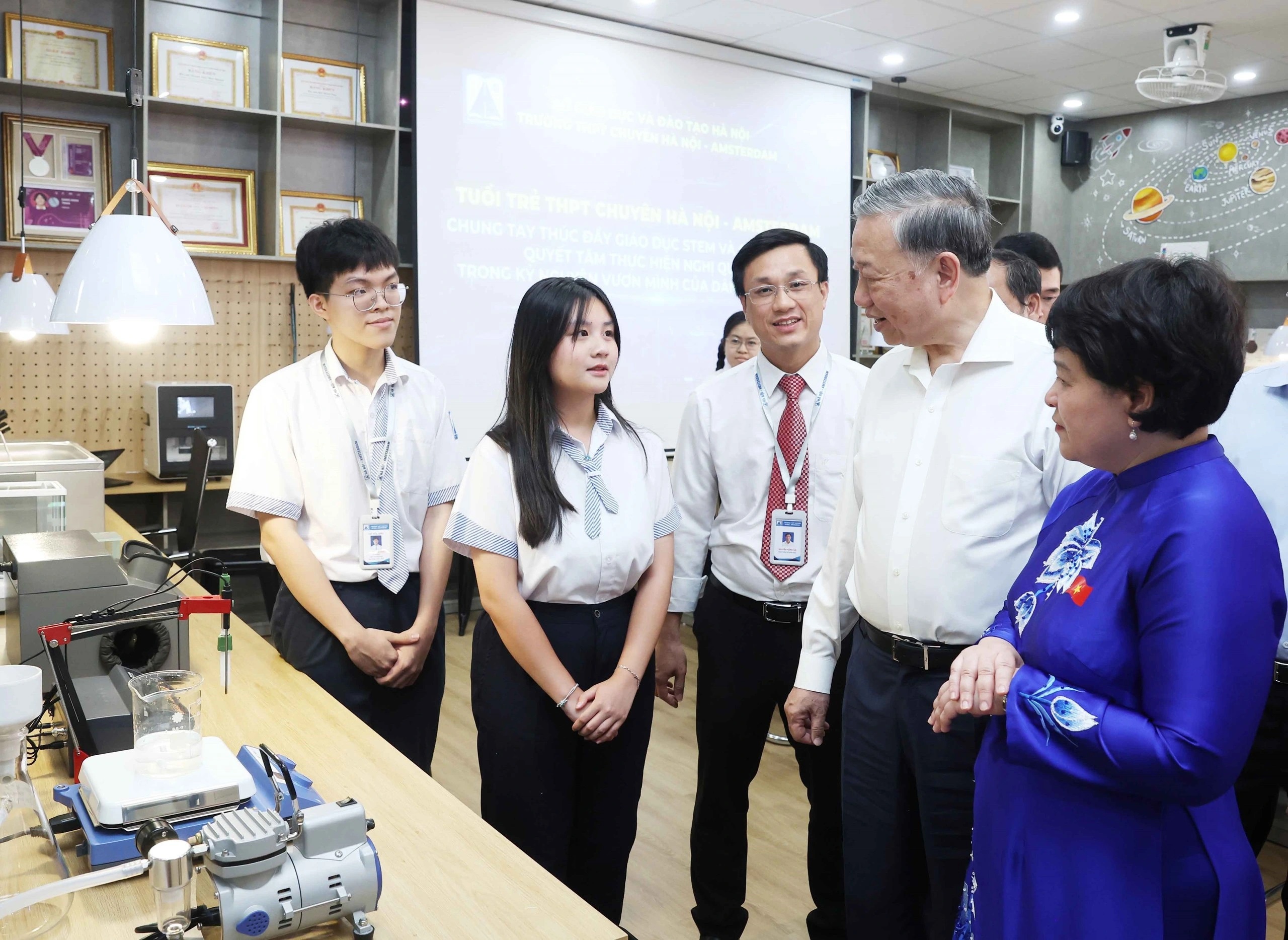 Tổng B&iacute; thư T&ocirc; L&acirc;m trao tặng ph&ograve;ng thực h&agrave;nh STEM v&agrave; động vi&ecirc;n, kh&iacute;ch lệ c&aacute;c em học sinh trường THPT chuy&ecirc;n H&agrave; Nội - Amsterdam