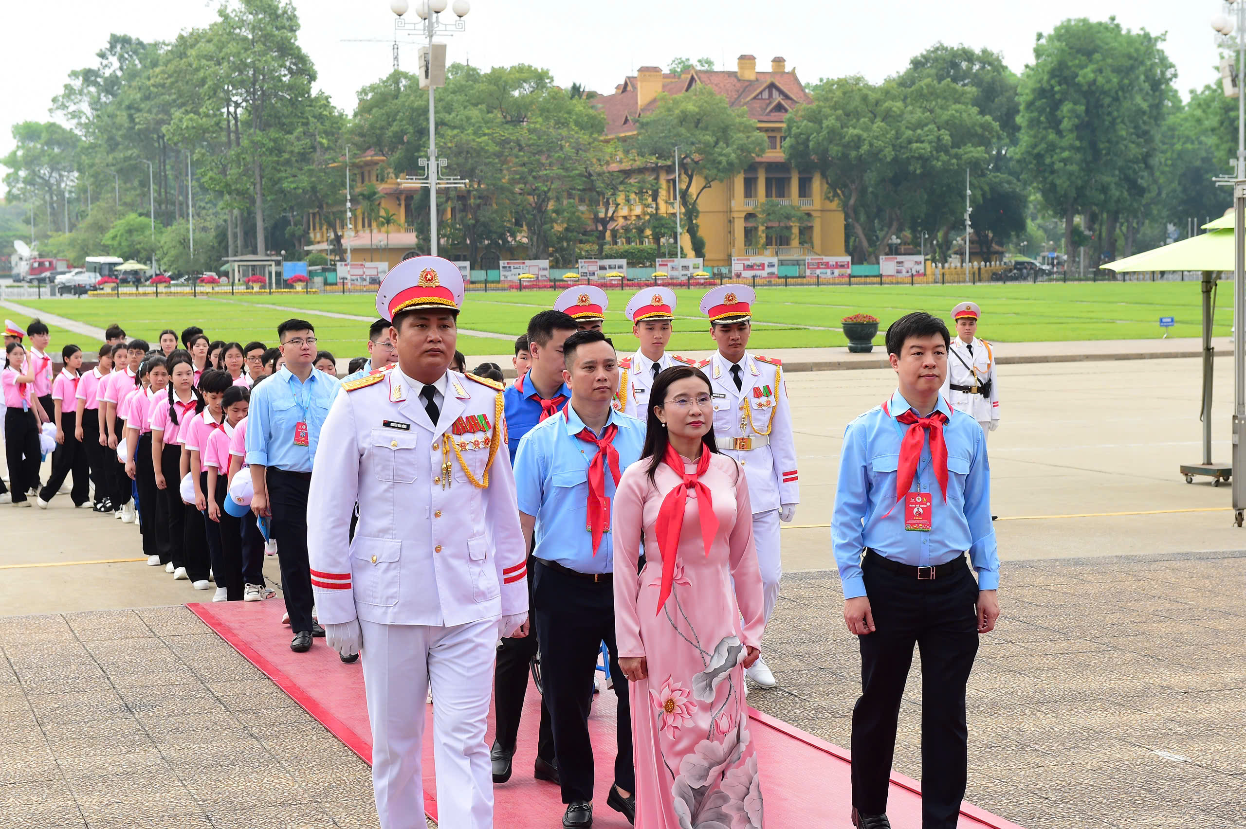 Đại biểu Cháu ngoan Bác Hồ xúc động báo công dâng Bác Đại biểu Cháu ngoan Bác Hồ xúc động báo công dâng Bác