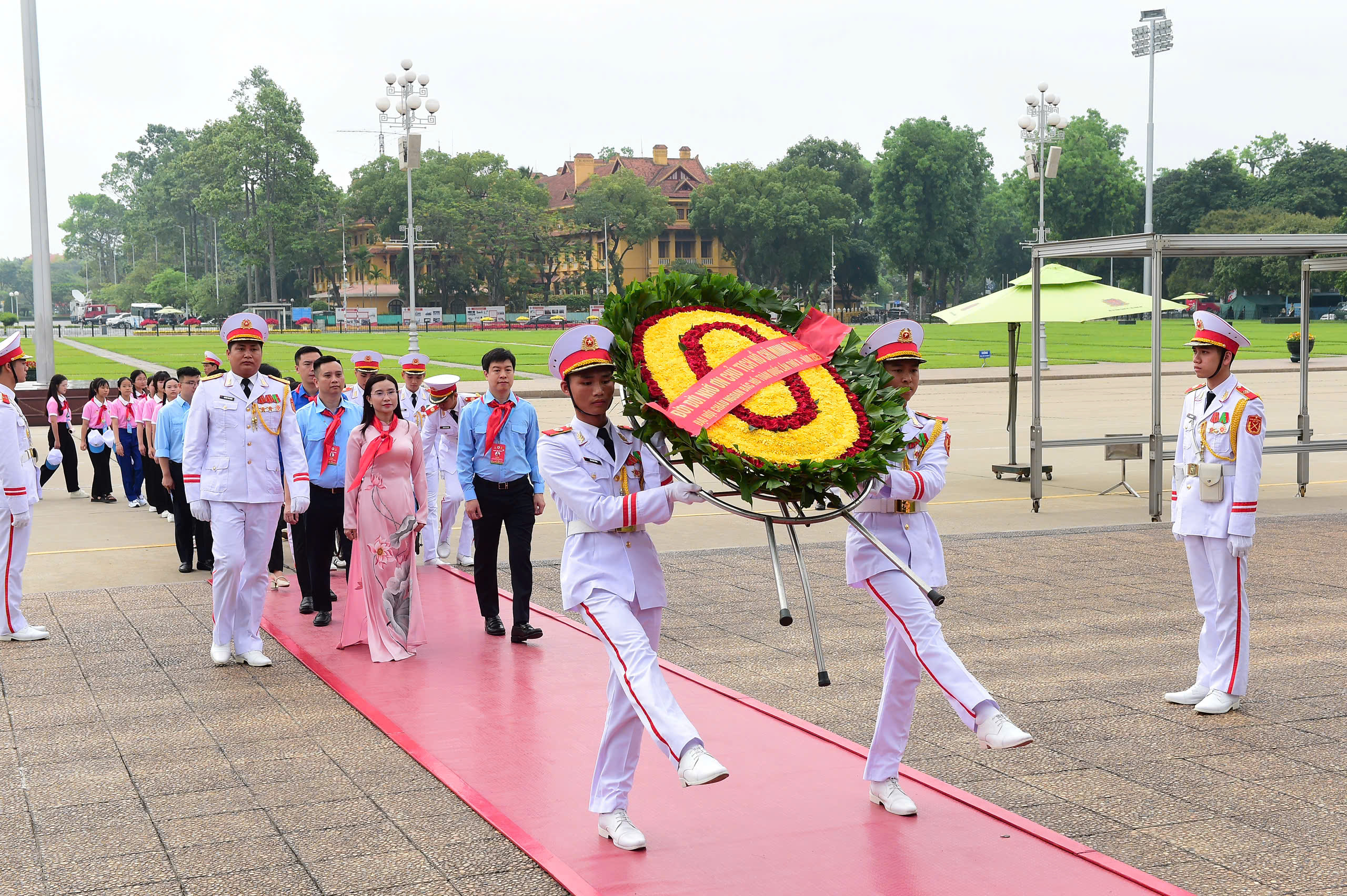 Đại biểu Cháu ngoan Bác Hồ xúc động báo công dâng Bác- Ảnh 5. Đại biểu Cháu ngoan Bác Hồ xúc động báo công dâng Bác- Ảnh 5.