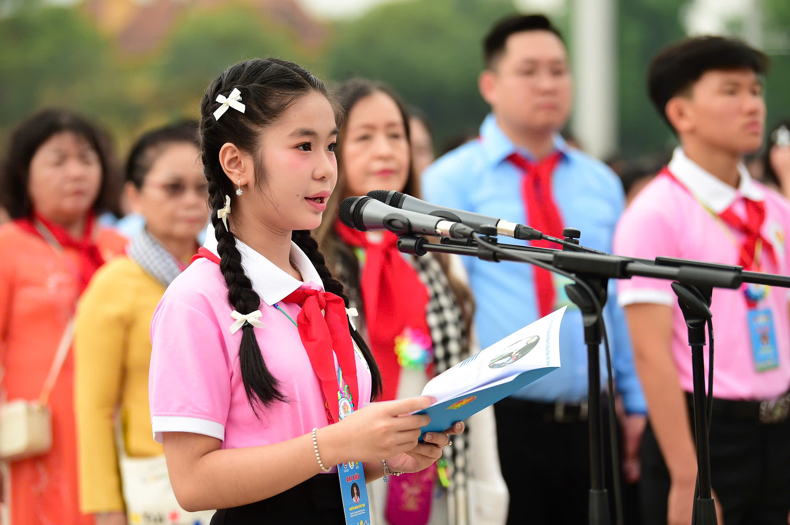 Đại biểu Cháu ngoan Bác Hồ xúc động báo công dâng Bác- Ảnh 2. Đại biểu Cháu ngoan Bác Hồ xúc động báo công dâng Bác- Ảnh 2.