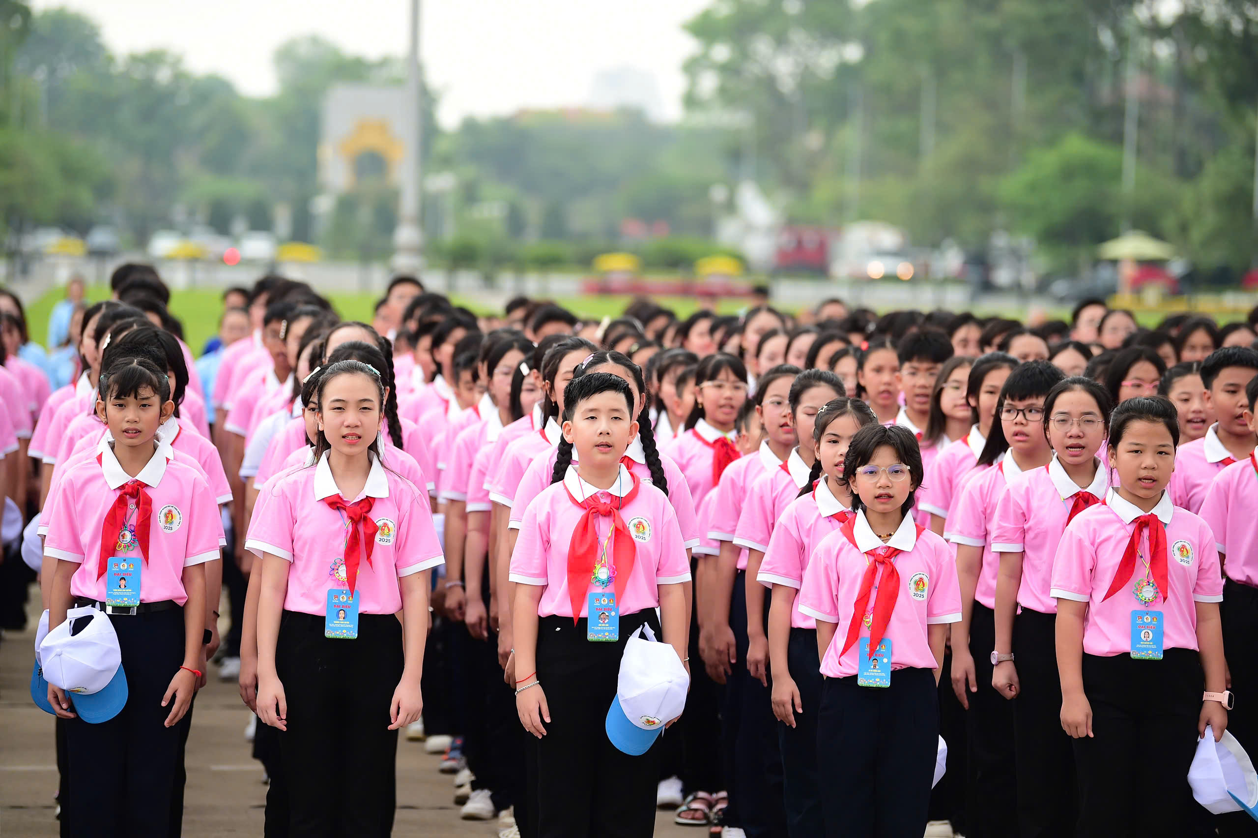 Đại biểu Cháu ngoan Bác Hồ xúc động báo công dâng Bác- Ảnh 4. Đại biểu Cháu ngoan Bác Hồ xúc động báo công dâng Bác- Ảnh 4.