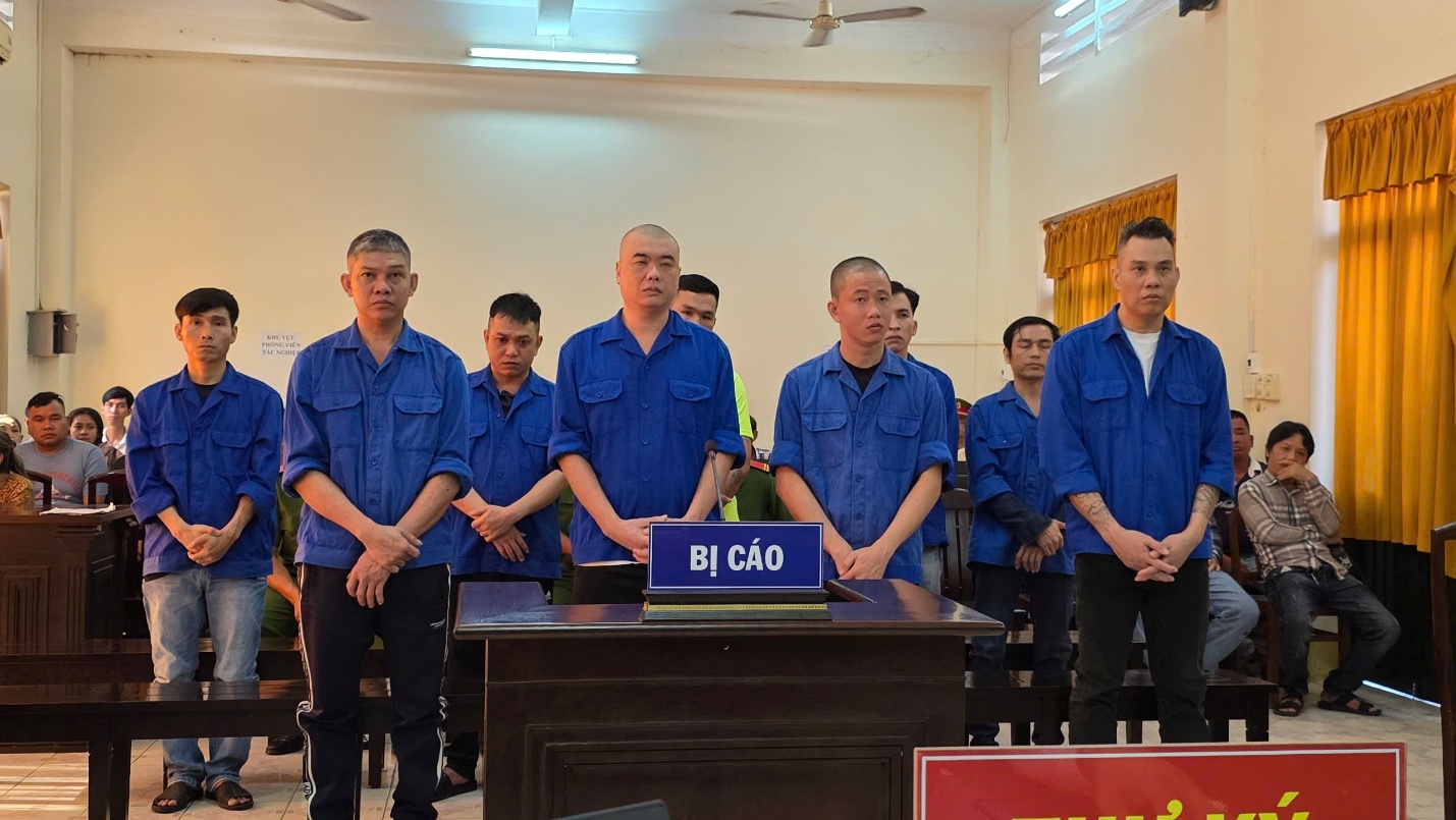 Hai nhóm hỗn chiến, bắn 2 người thương - 9 bị cáo lãnh gần 40 năm tù - Ảnh 2.