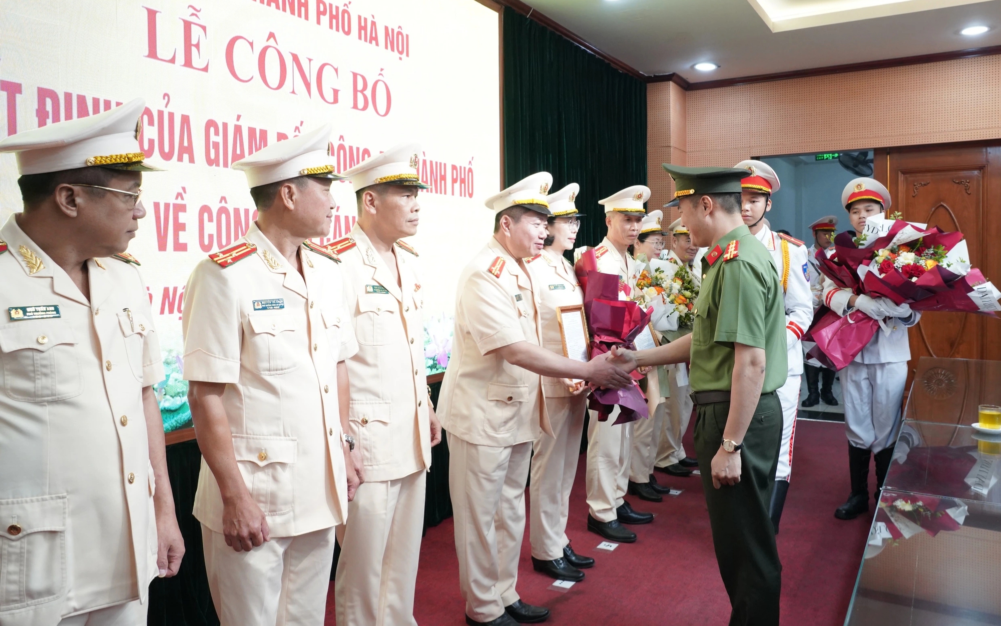 15 trưởng, phó phòng của Công an tỉnh Điện Biên nghỉ hưu trước tuổi - Ảnh 2.