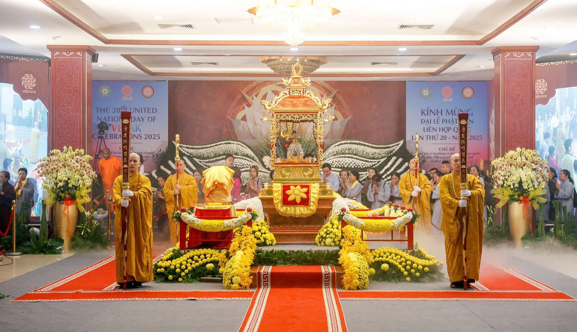 Xuyên đêm xếp hàng chờ chiêm bái xá lợi Đức Phật ở Hà Nội- Ảnh 11. Xuyên đêm xếp hàng chờ chiêm bái xá lợi Đức Phật ở Hà Nội- Ảnh 11.