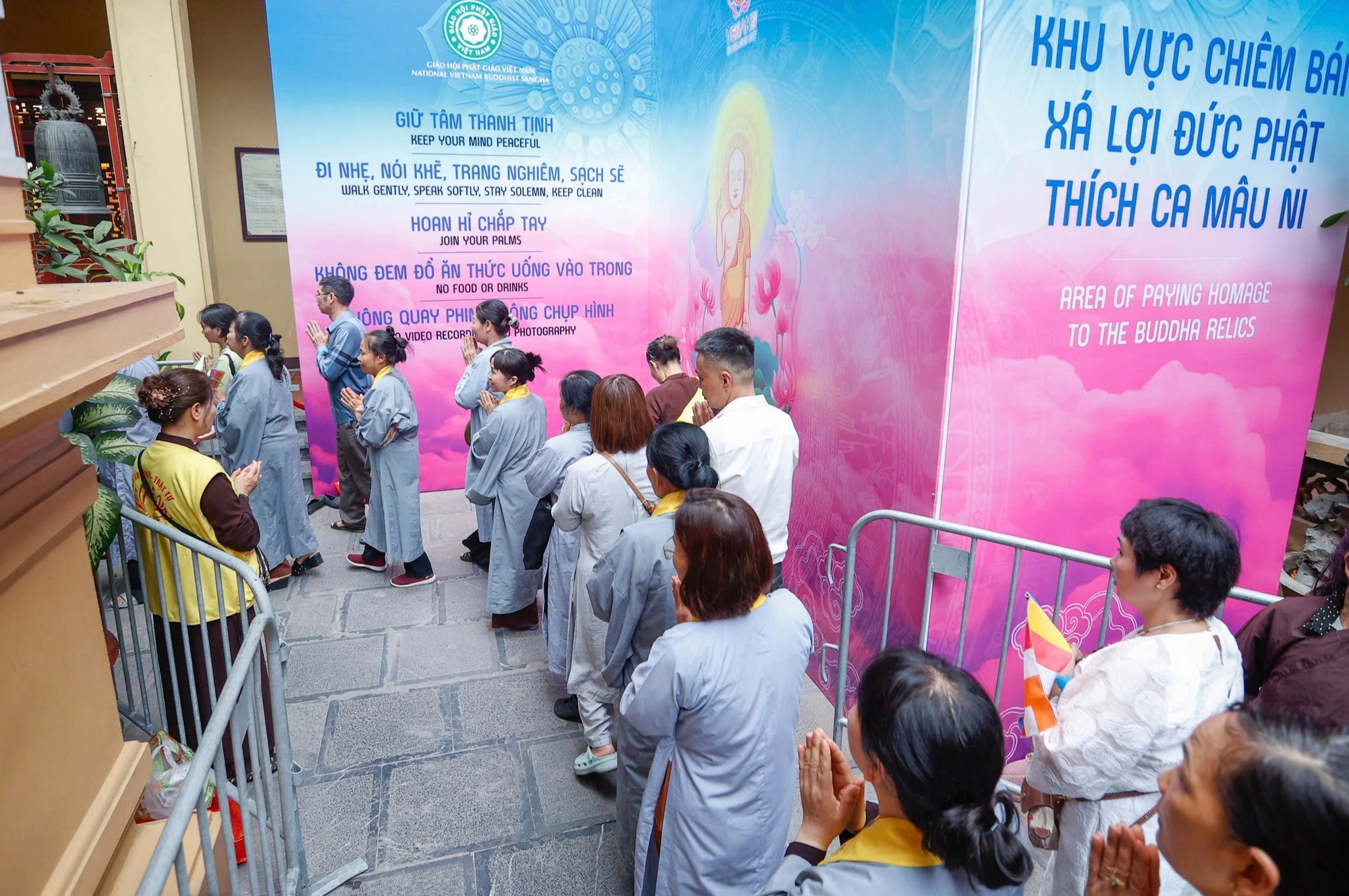 Xuyên đêm xếp hàng chờ chiêm bái xá lợi Đức Phật ở Hà Nội- Ảnh 10. Xuyên đêm xếp hàng chờ chiêm bái xá lợi Đức Phật ở Hà Nội- Ảnh 10.