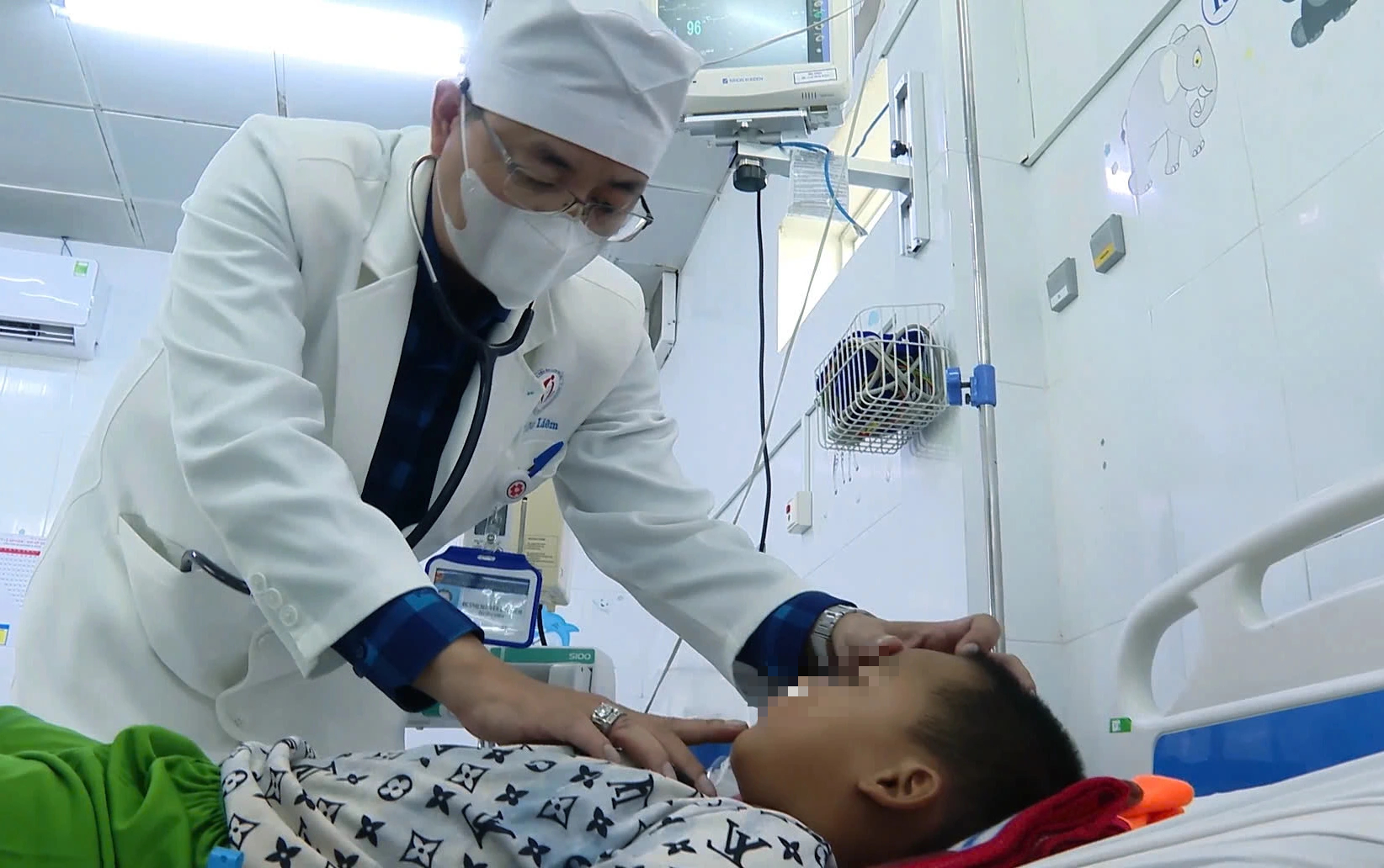 4 trẻ em ăn nhầm mì tôm có tẩm thuốc diệt chuột dùng bẫy chuột Cứu chữa kịp thời 4 trẻ em bị ngộ độc thuốc diệt chuột - Ảnh 1.
