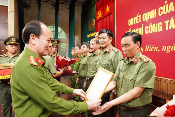 15 trưởng, phó phòng của Công an tỉnh Điện Biên nghỉ hưu trước tuổi - Ảnh 1.