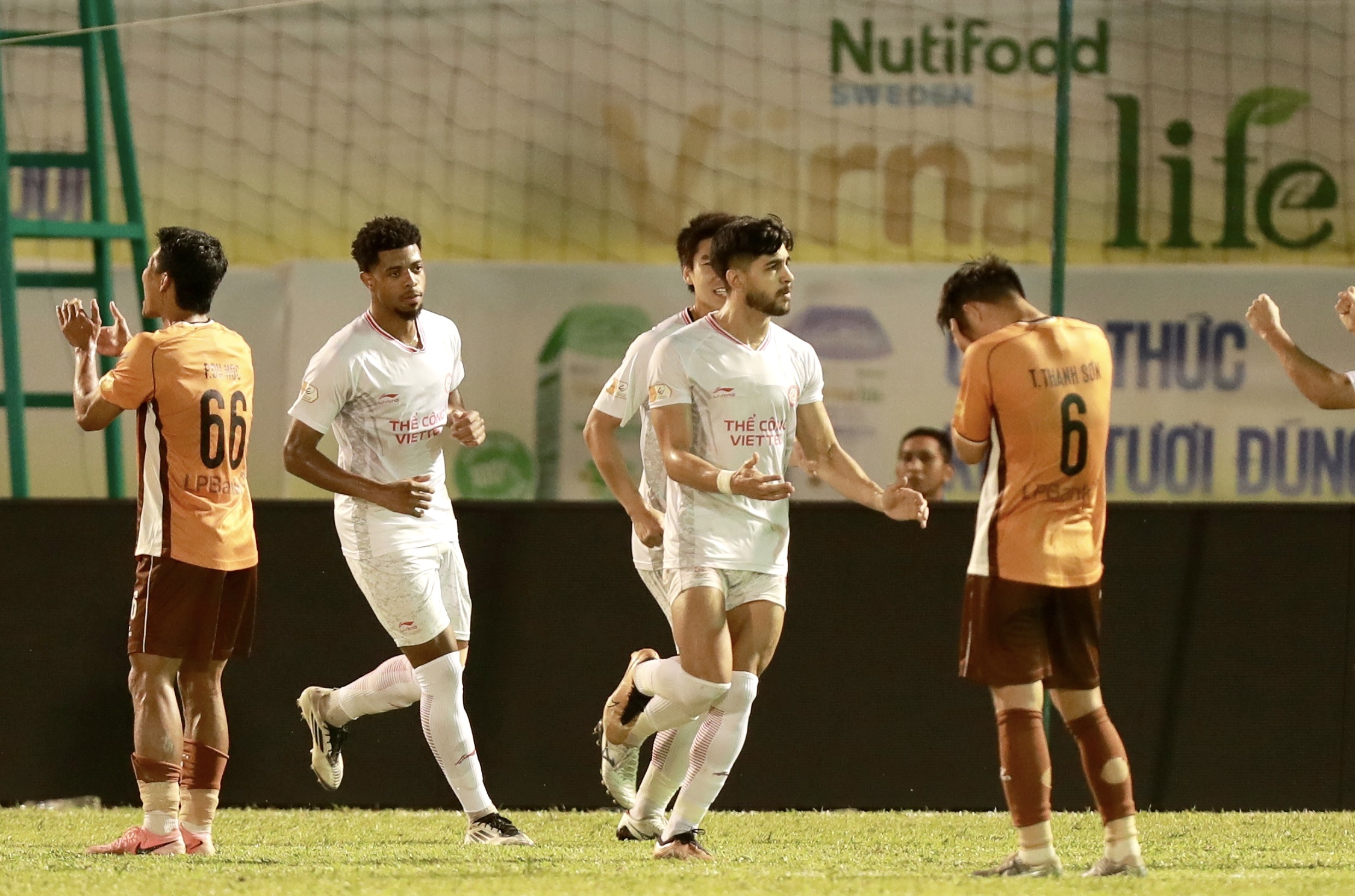Thua đáng tiếc HAGL: Thể Công Viettel và HLV Popov vẫn thách thức cả V-League mùa tới- Ảnh 4. Thua đáng tiếc HAGL: Thể Công Viettel và HLV Popov vẫn thách thức cả V-League mùa tới- Ảnh 4.