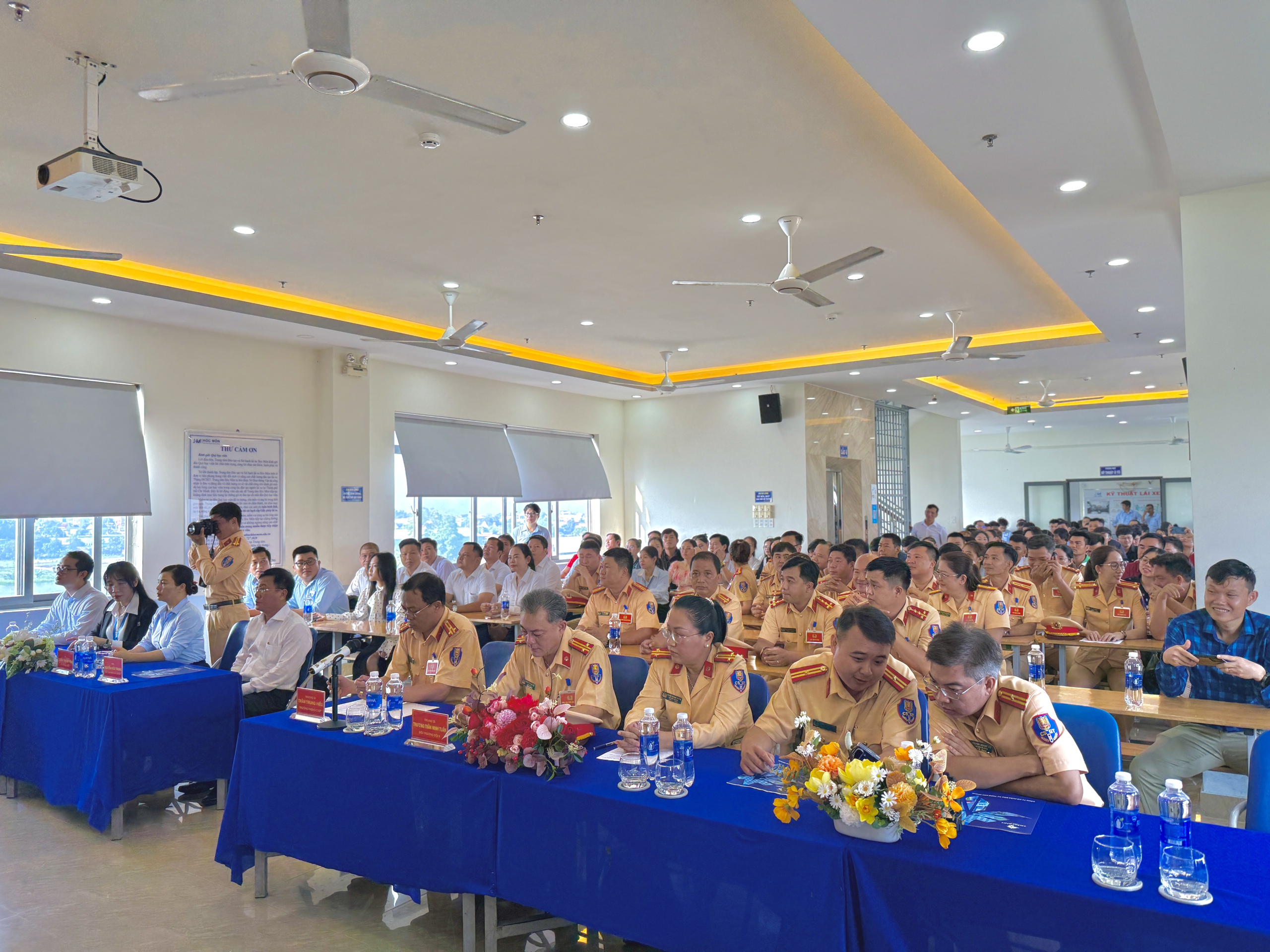 CSGT TP.HCM tổ chức kỳ thi sát hạch, cấp giấy phép lái xe đầu tiên CSGT TP.HCM tổ chức kỳ thi sát hạch, cấp giấy phép lái xe đầu tiên