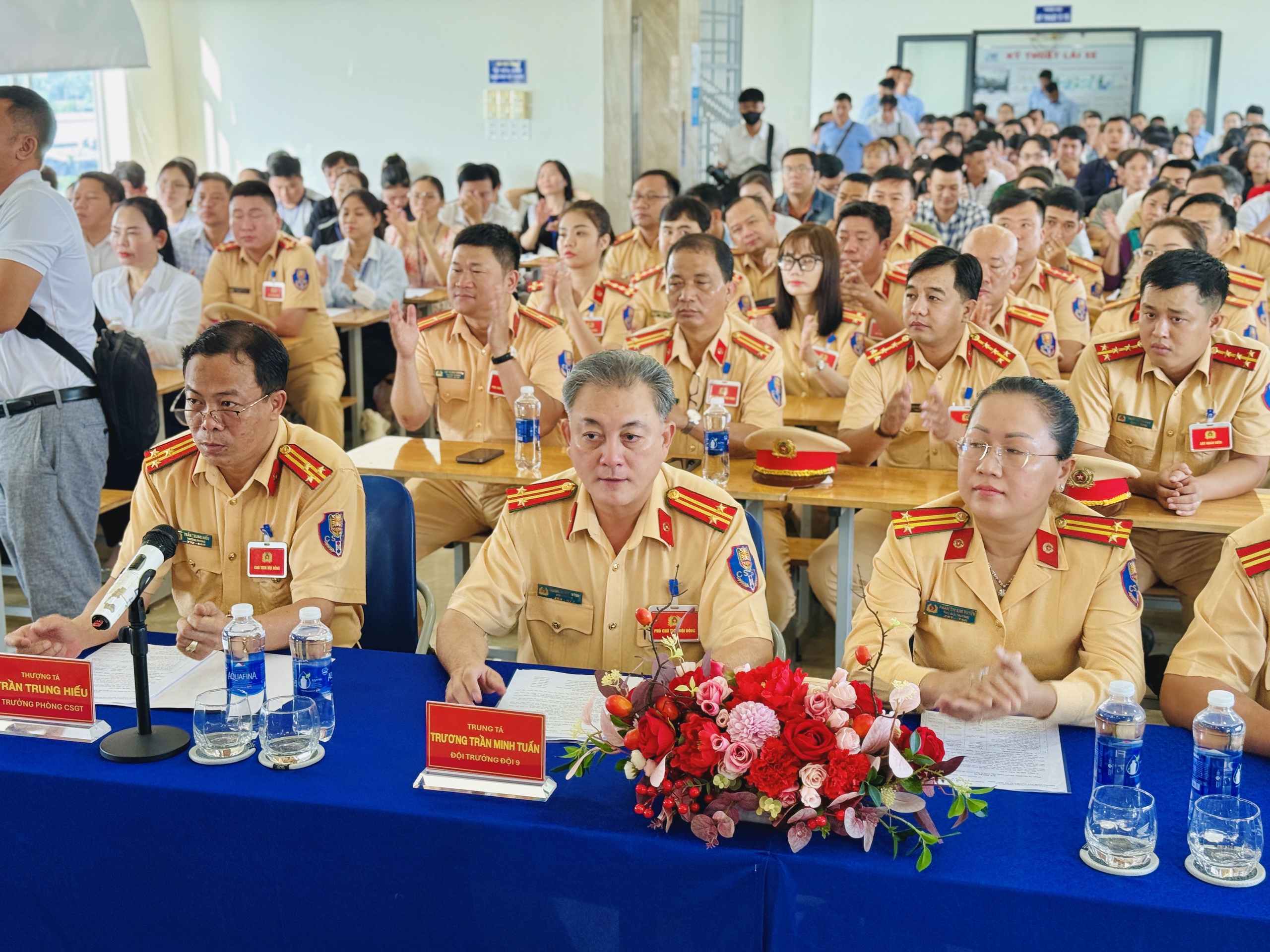 CSGT TP.HCM tổ chức kỳ thi sát hạch, cấp giấy phép lái xe đầu tiên - Ảnh 4.