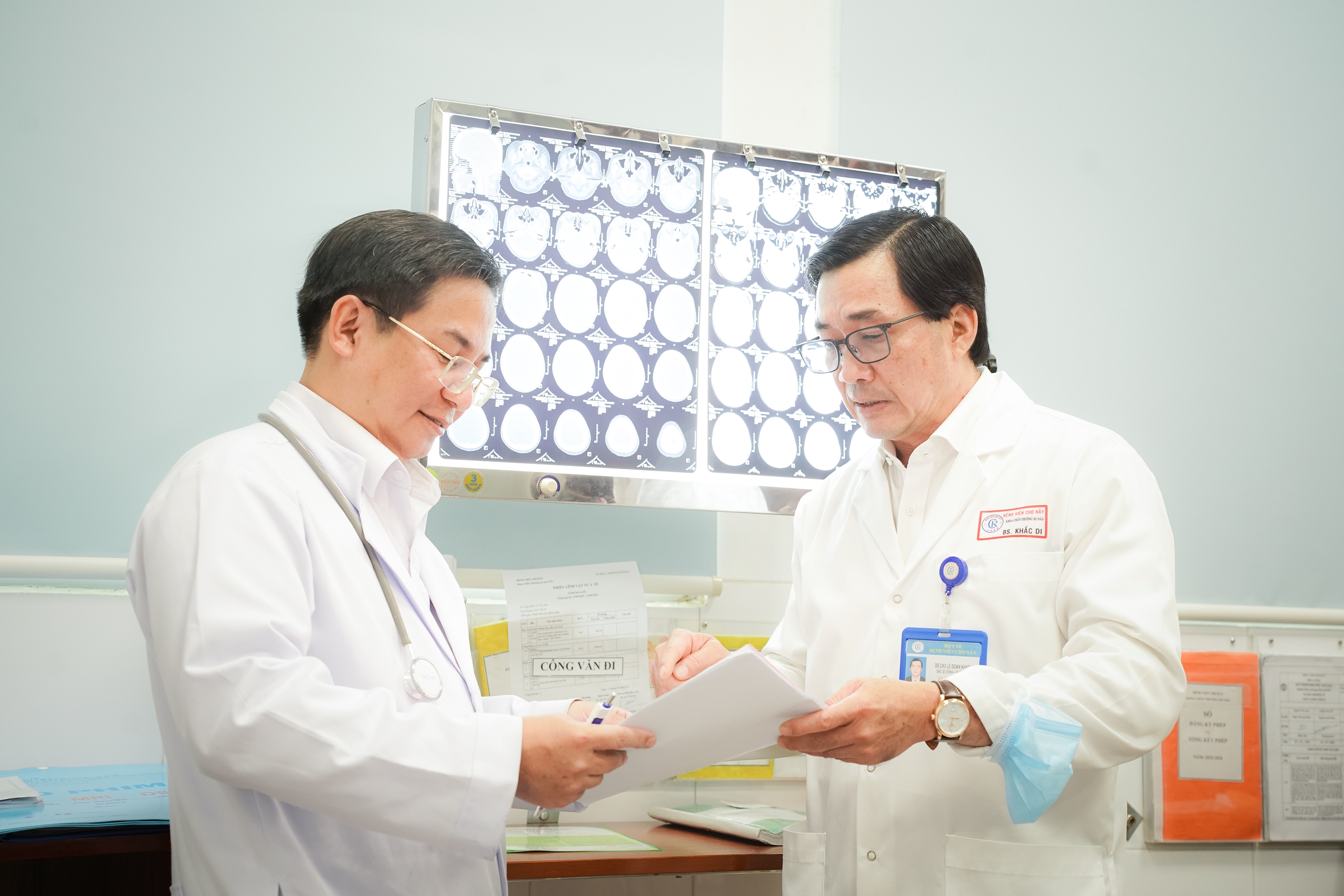 Bệnh viện Chợ Rẫy cấp cứu 4 nạn nhân trong vụ tai nạn ô tô chở 24 người đi hành hương Bệnh viện Chợ Rẫy cấp cứu 4 nạn nhân trong vụ tai nạn ô tô chở 24 người đi hành hương