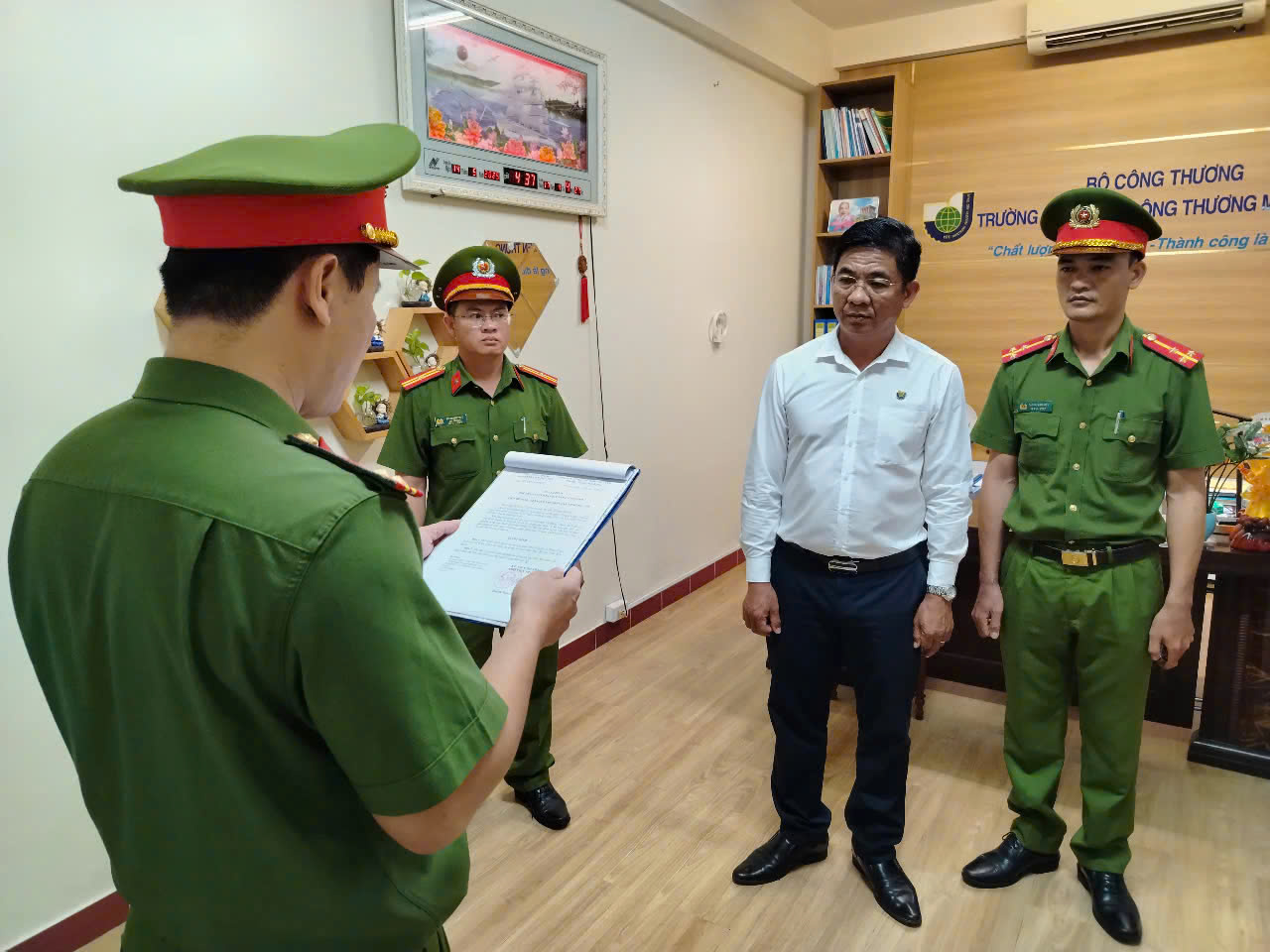 Hiệu trưởng Trường CĐ Công thương miền Trung bị bắt tạm giam vì vi phạm kế toán - Ảnh 1. Hiệu trưởng Trường CĐ Công thương miền Trung bị bắt tạm giam vì vi phạm kế toán - Ảnh 1.
