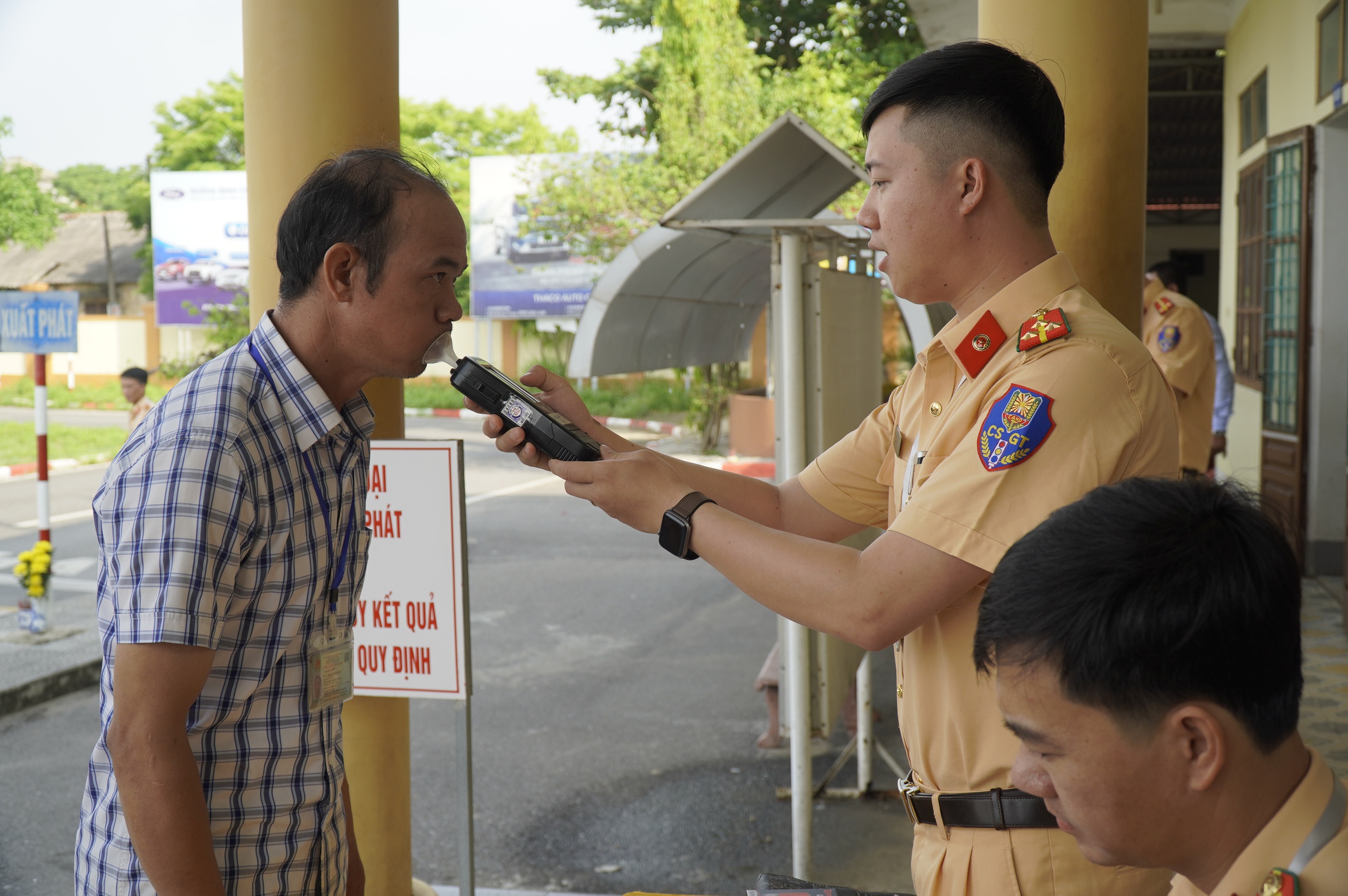CSGT Quảng Bình sát hạch lái xe: Đo nồng độ cồn và quét căn cước thí sinh - Ảnh 3. CSGT Quảng Bình sát hạch lái xe: Đo nồng độ cồn và quét căn cước thí sinh - Ảnh 3.
