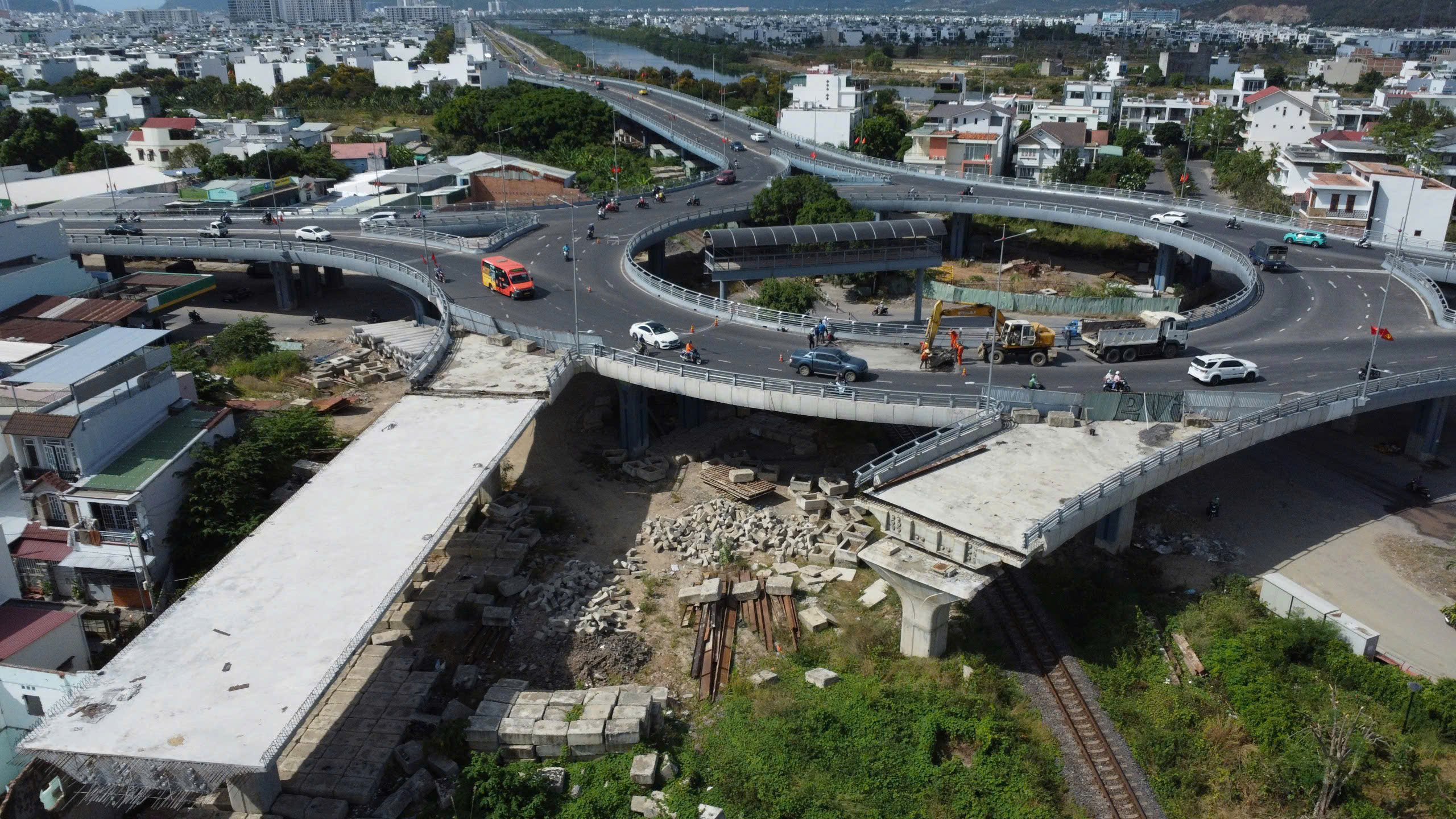 Siêu âm tìm nguyên nhân sự cố nứt, lún trên nút giao Ngọc Hội Nha Trang - Ảnh 1.
