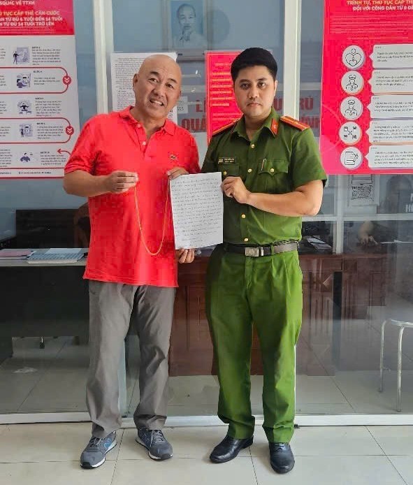 Giúp du khách Mỹ tìm lại dây chuyền vàng đính hôn giá 4.000 USD Giúp du khách Mỹ tìm lại dây chuyền vàng đính hôn giá 4.000 USD