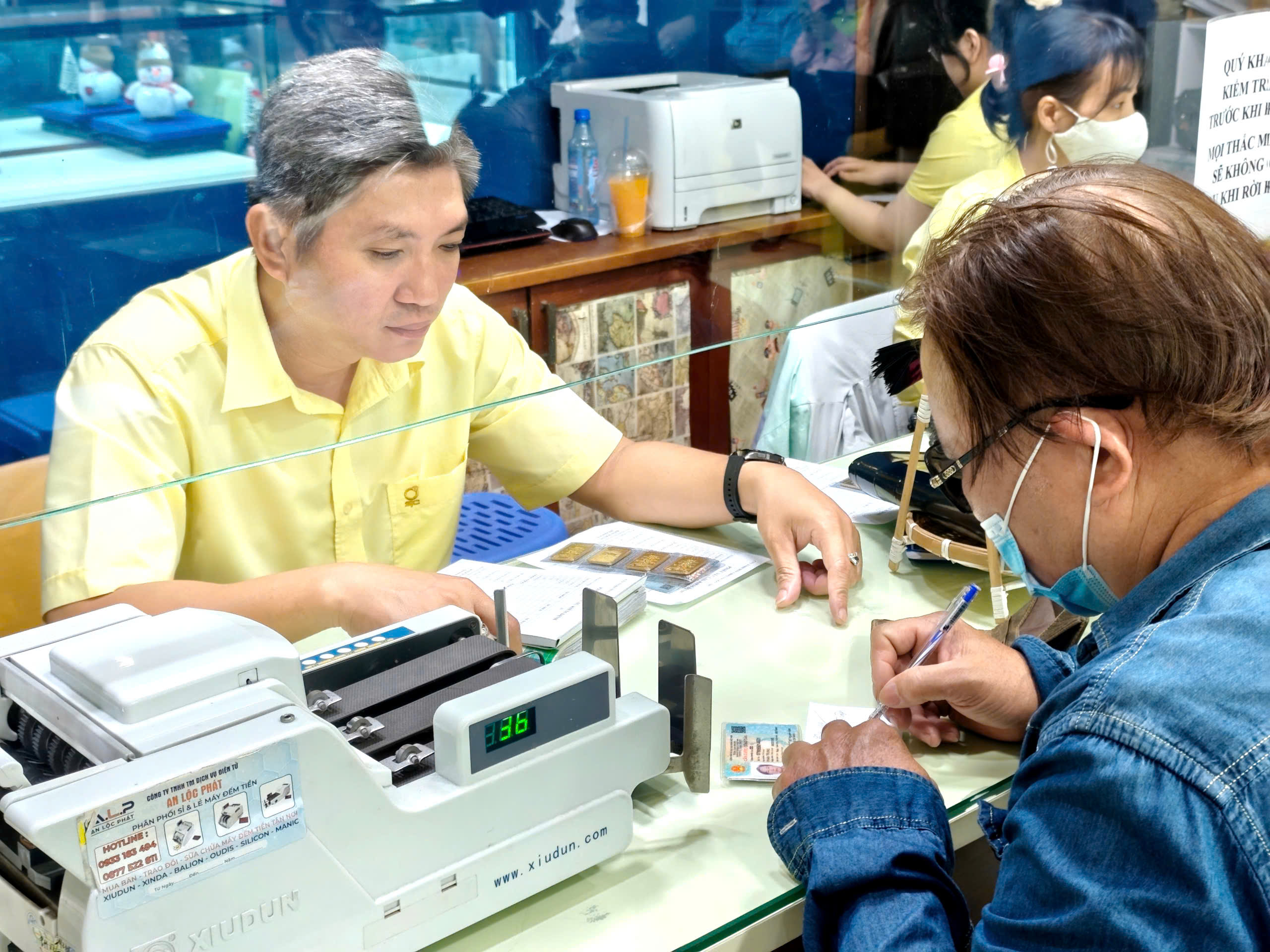 Công ty SJC bán vàng vào sáng thứ 7 - Ảnh 1.