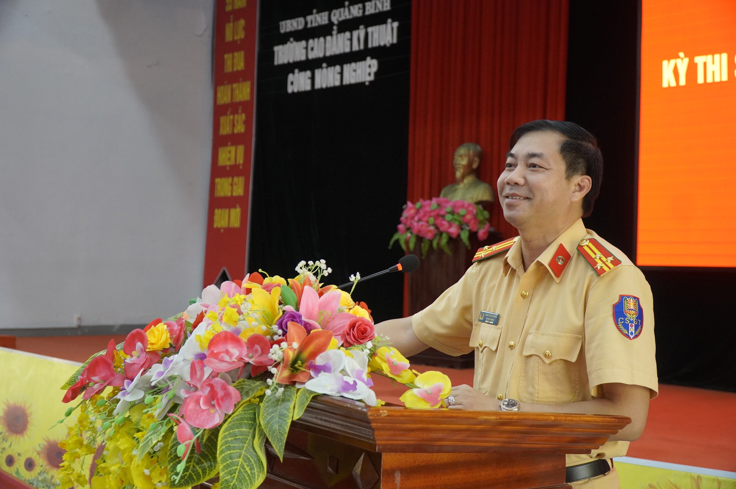 CSGT Quảng Bình sát hạch lái xe: Đo nồng độ cồn và quét căn cước thí sinh - Ảnh 2. CSGT Quảng Bình sát hạch lái xe: Đo nồng độ cồn và quét căn cước thí sinh - Ảnh 2.