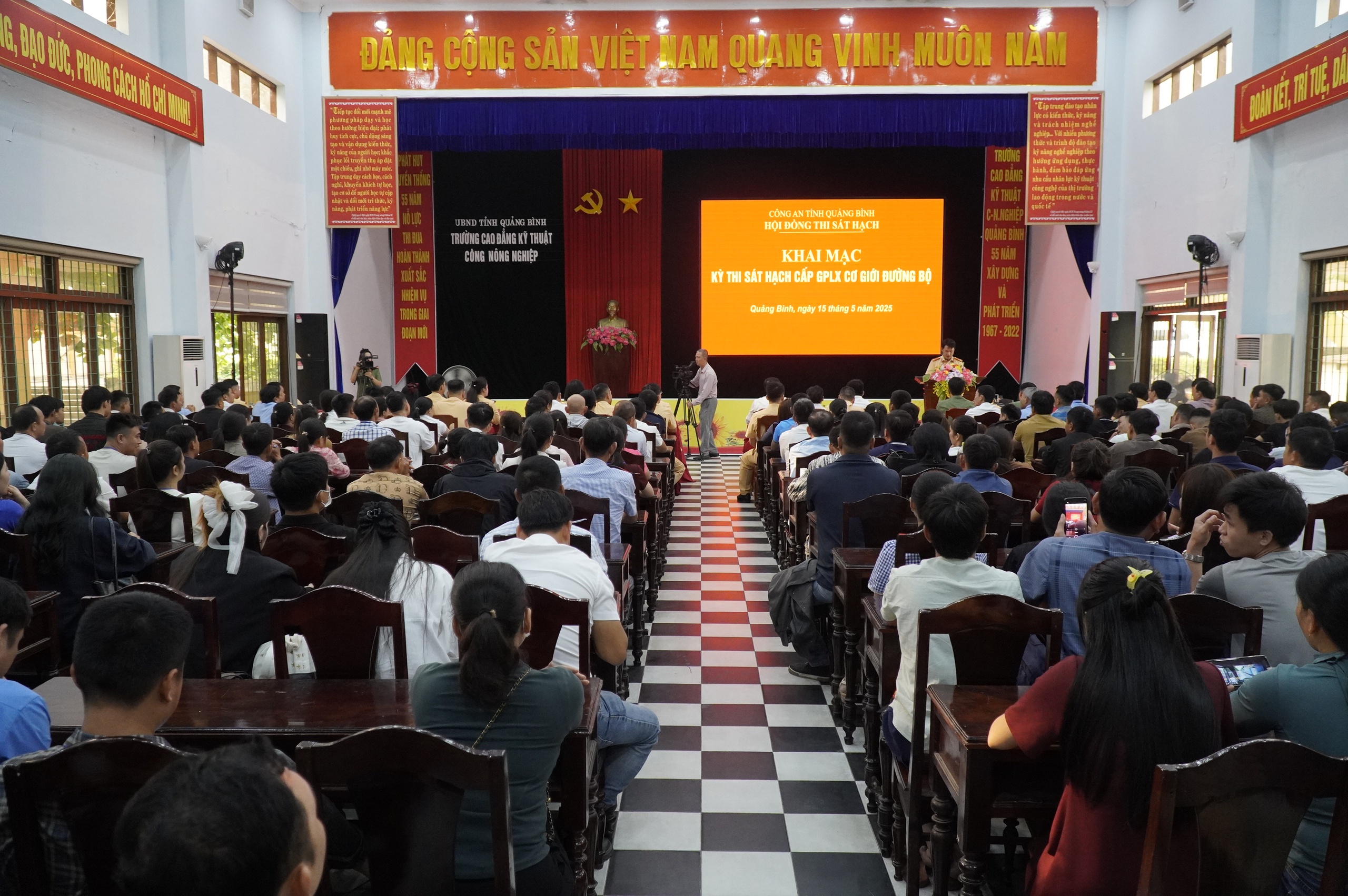 CSGT Quảng Bình sát hạch lái xe: Đo nồng độ cồn và quét căn cước thí sinh - Ảnh 1. CSGT Quảng Bình sát hạch lái xe: Đo nồng độ cồn và quét căn cước thí sinh - Ảnh 1.