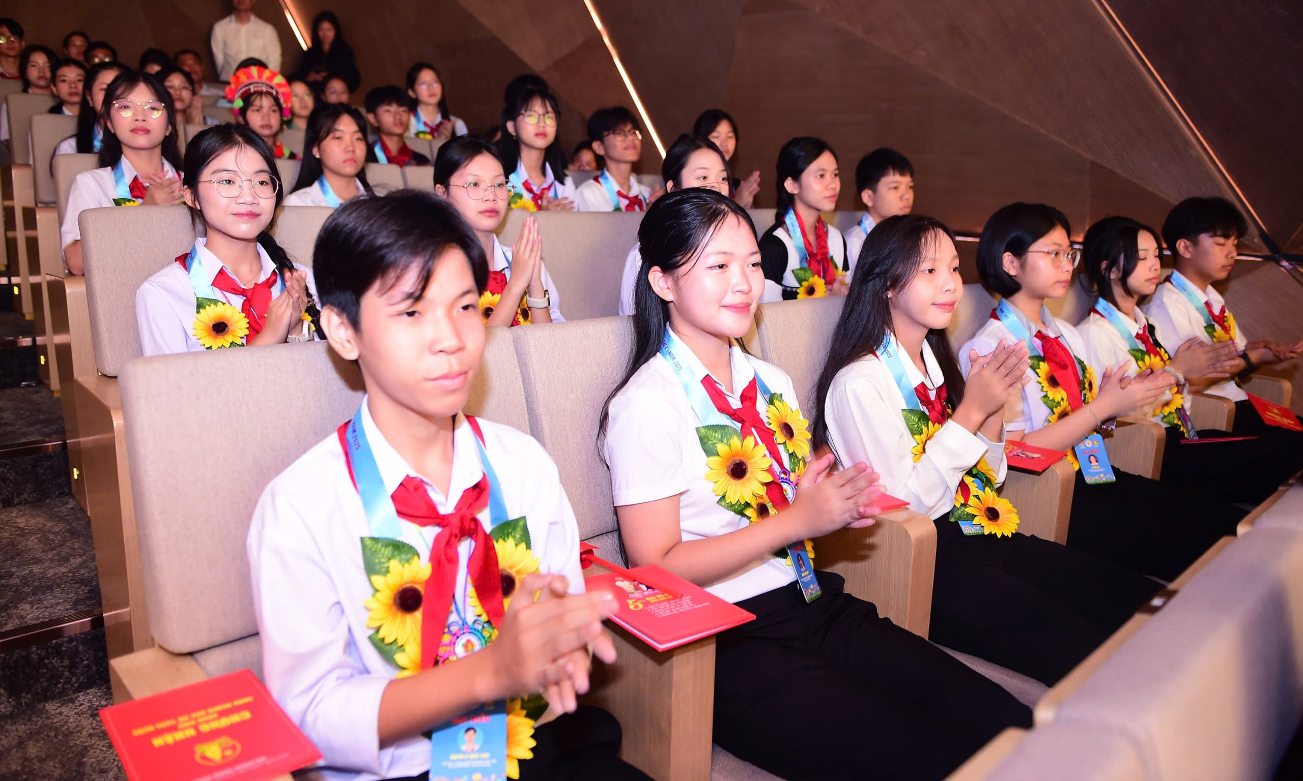 Chủ tịch nước Lương Cường nhắn nhủ cháu ngoan Bác Hồ tại Lễ Tuyên dương toàn quốc - Ảnh 3.
