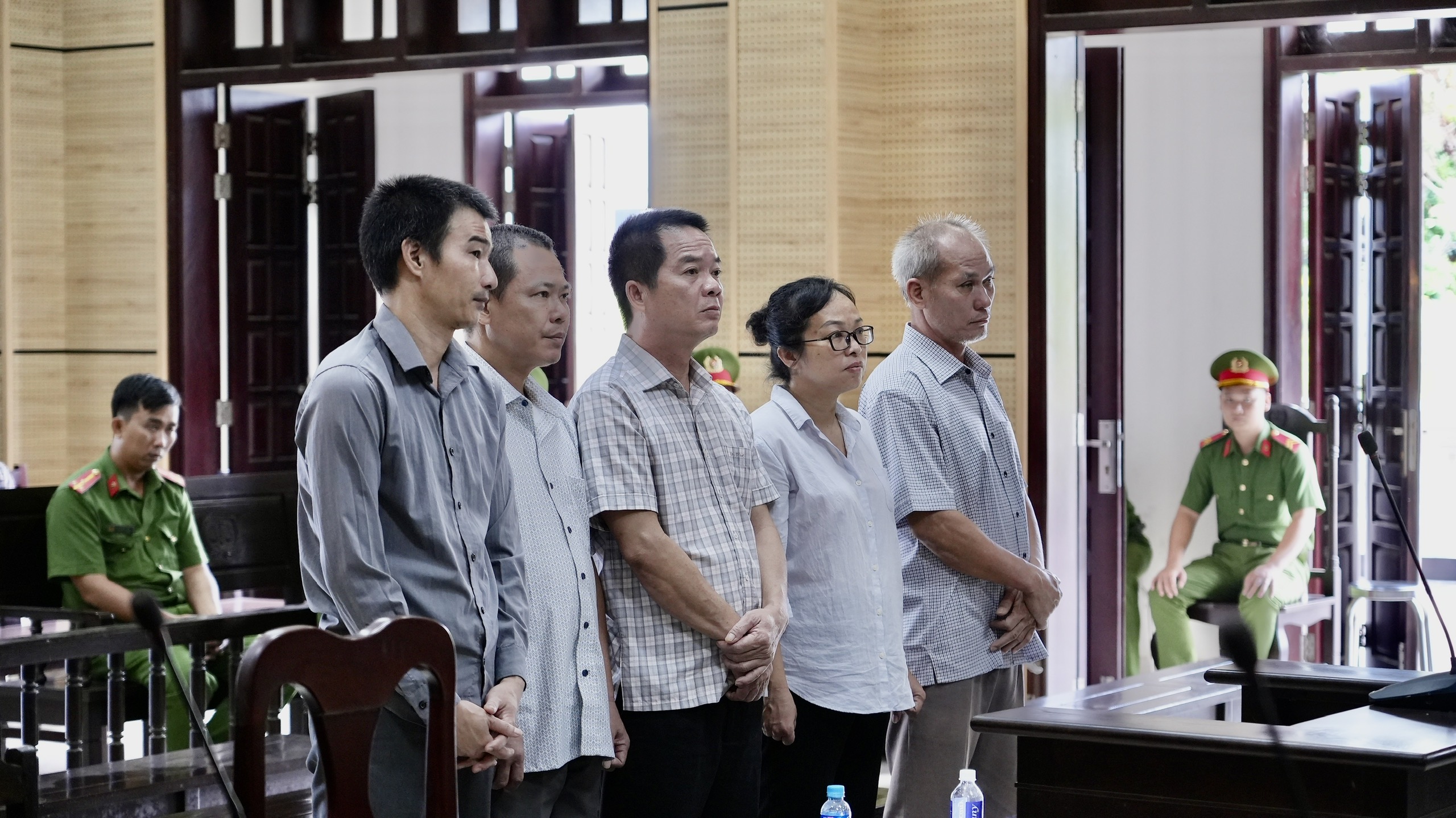Tây Ninh: Xét xử 5 bị cáo bỏ lọt tội phạm vụ buôn lậu ô tô Lexus- Ảnh 2. Tây Ninh: Xét xử 5 bị cáo bỏ lọt tội phạm vụ buôn lậu ô tô Lexus- Ảnh 2.