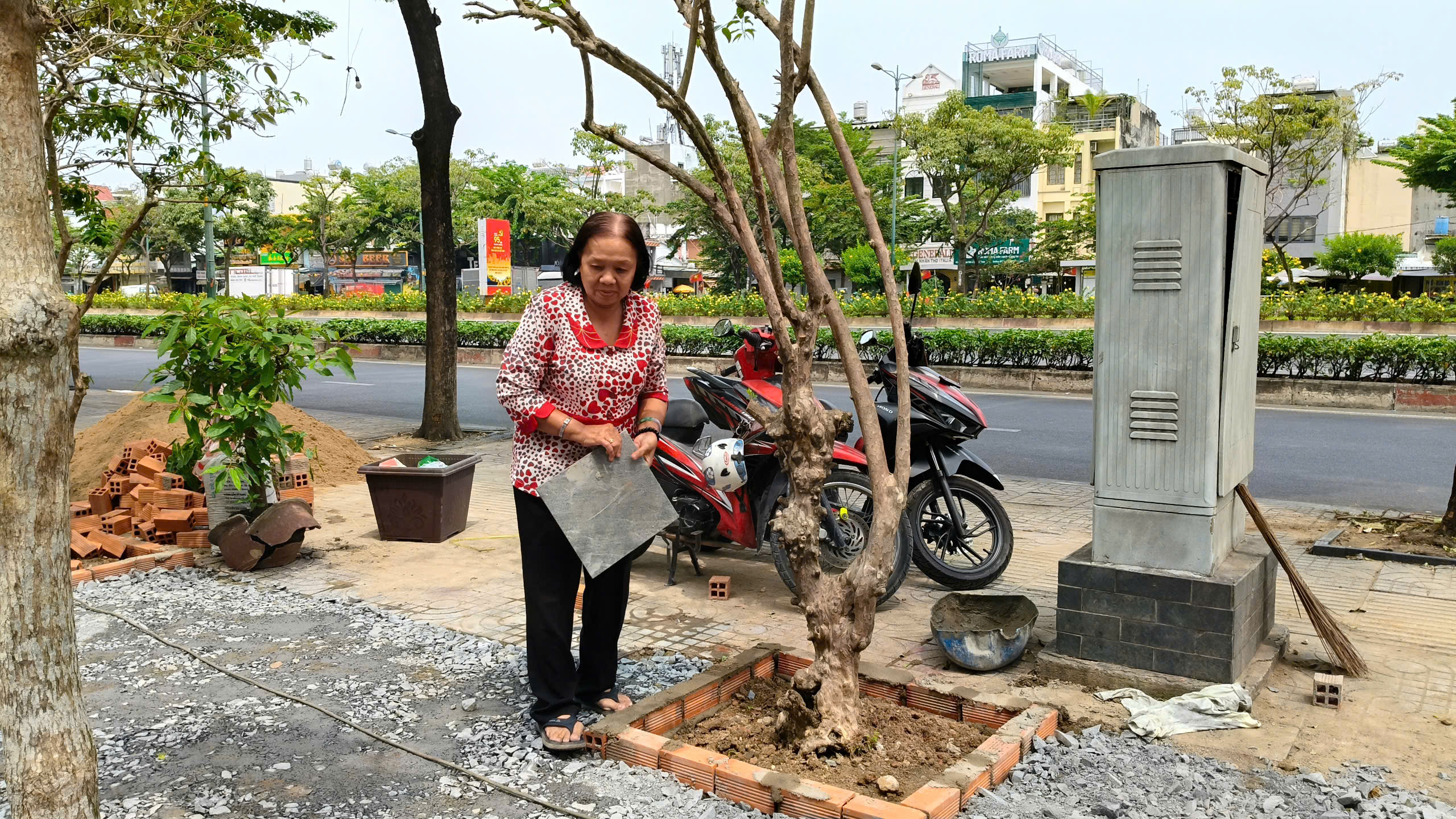 Người phụ nữ 68 tuổi từng đột quỵ chạy 'giáp lá cà' vì trẻ nghèo ở TP.HCM - Ảnh 4. Người phụ nữ 68 tuổi từng đột quỵ chạy 'giáp lá cà' vì trẻ nghèo ở TP.HCM - Ảnh 4.