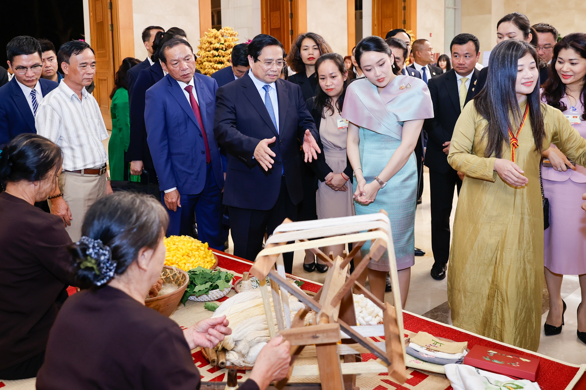 Thủ tướng Phạm Minh Chính cùng Thủ tướng Thái Lan tìm hiểu đồ thủ công mỹ nghệ - Ảnh 2.