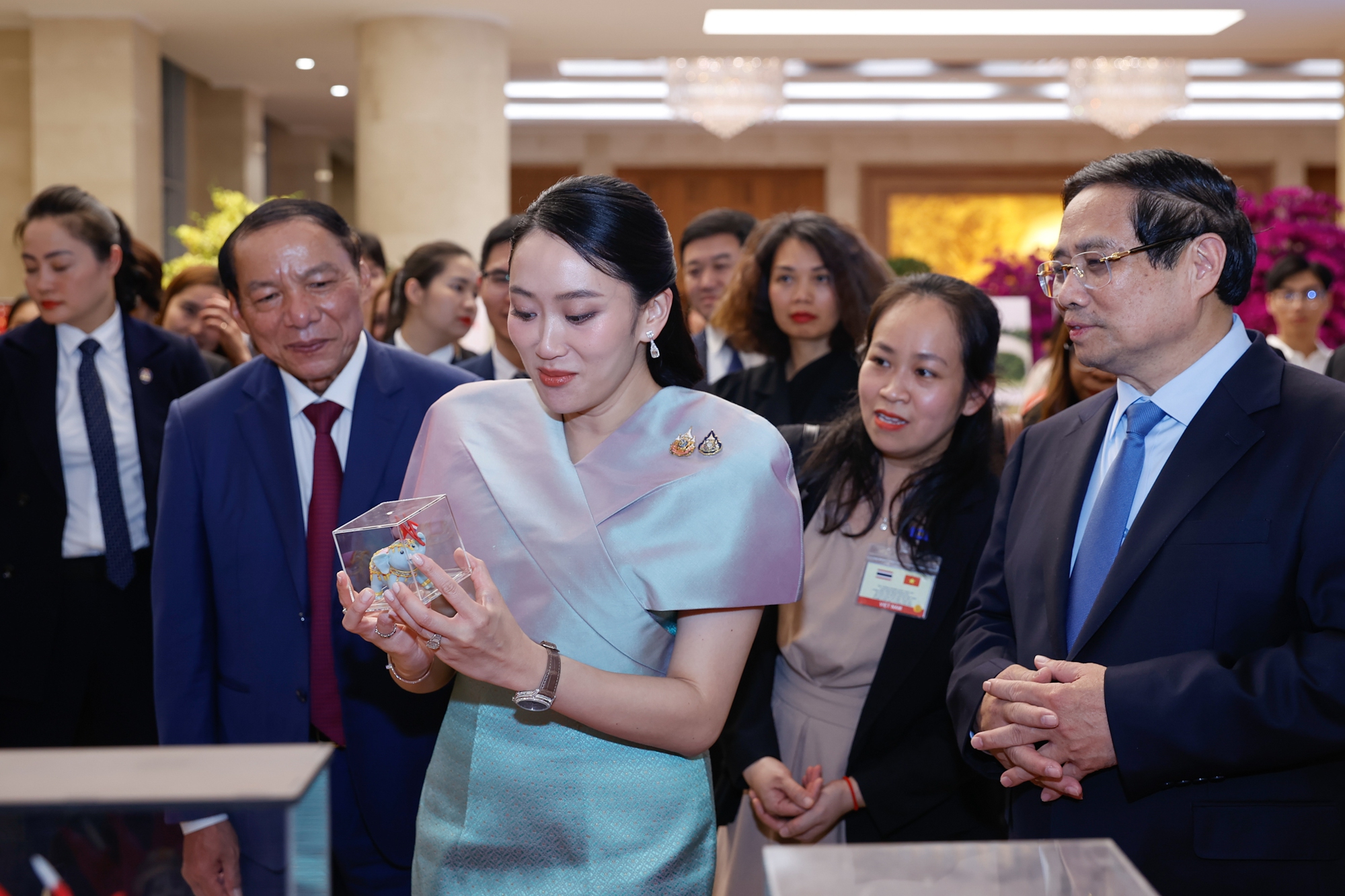 Thủ tướng Phạm Minh Chính cùng Thủ tướng Thái Lan trải nghiệm làm tranh Đông Hồ Thủ tướng Phạm Minh Chính cùng Thủ tướng Thái Lan trải nghiệm làm tranh Đông Hồ