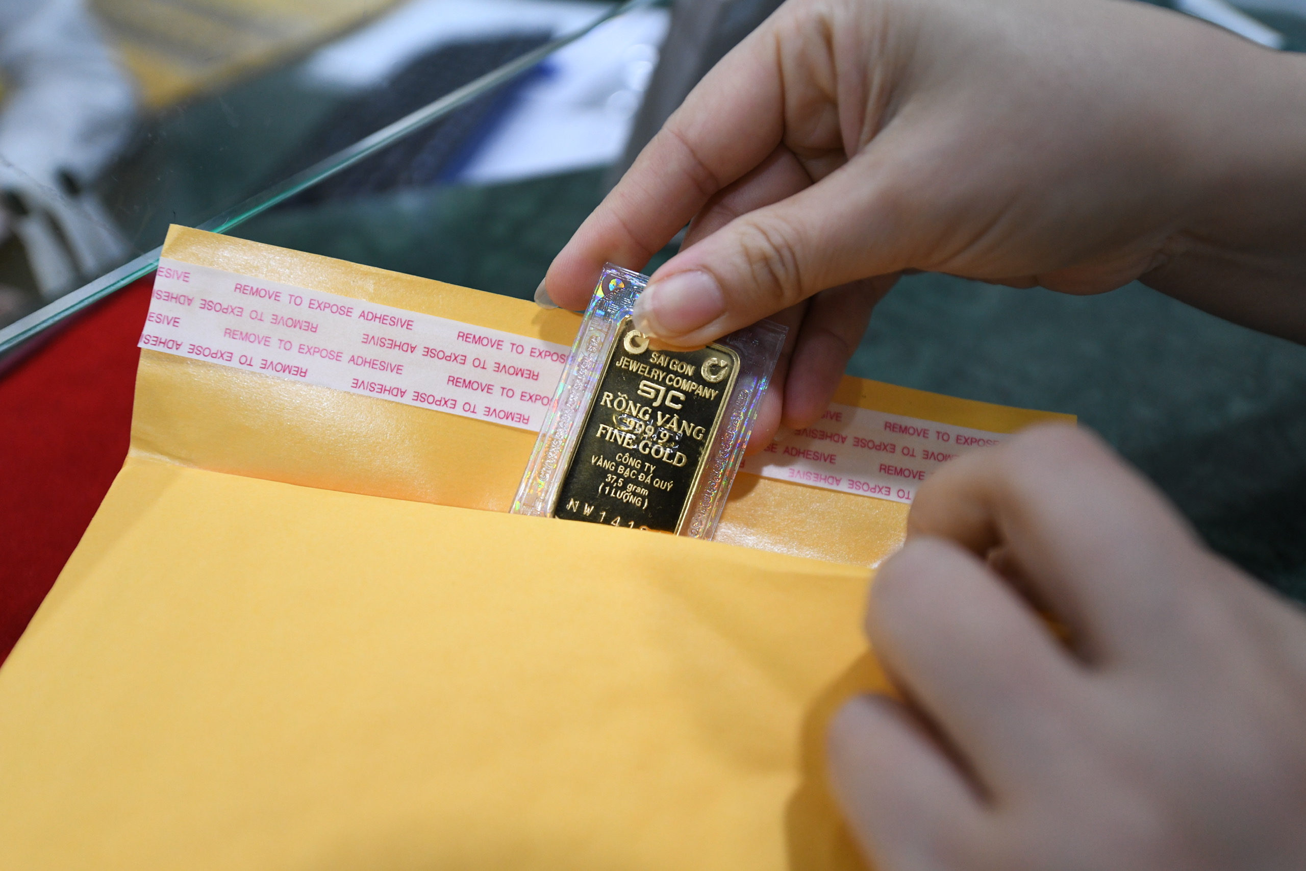 Giá vàng hôm nay 28.4.2026: Lỗ ngay 2 - 2,5 triệu đồng/lượng sau khi mua- Ảnh 1.