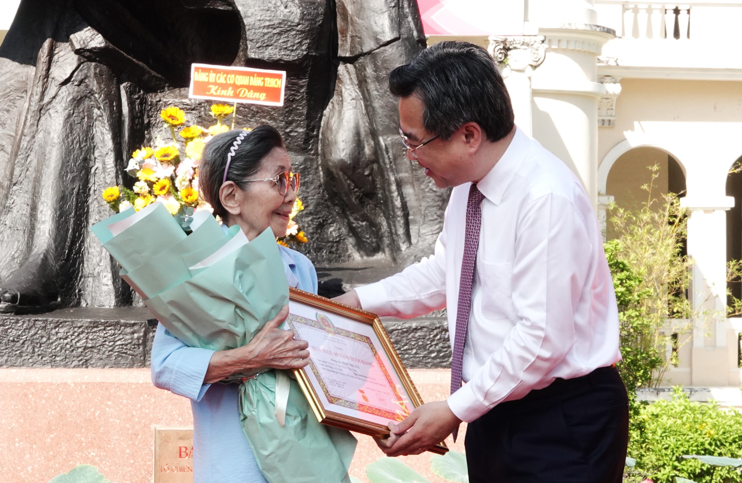 Ông Nguyễn Thanh Nghị trao huy hiệu Đảng dịp sinh nhật Bác Hồ - Ảnh 1.