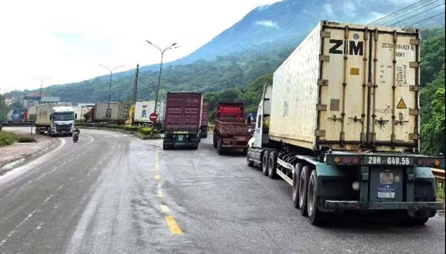 Ô tô con bị húc dập nát phần đầu trên cung đường lên cửa khẩu Cha Lo- Ảnh 2.