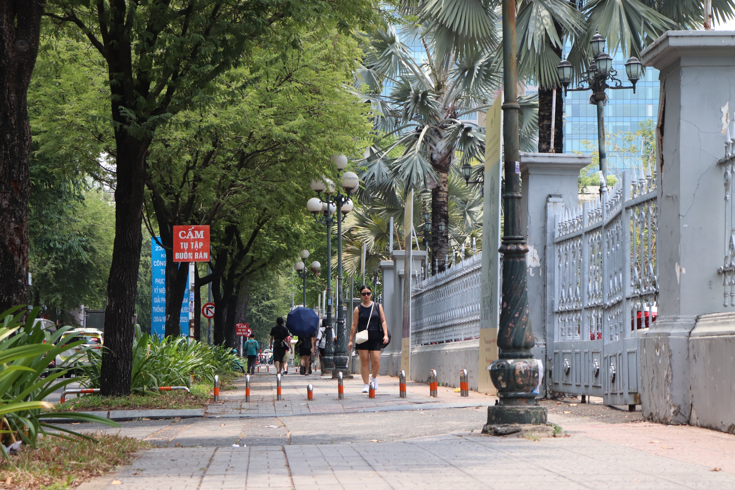 Đề xuất gỡ bỏ thanh chắn leo lề: Người khuyết tật nhẹ gánh, người dân đồng tình - Ảnh 1.
