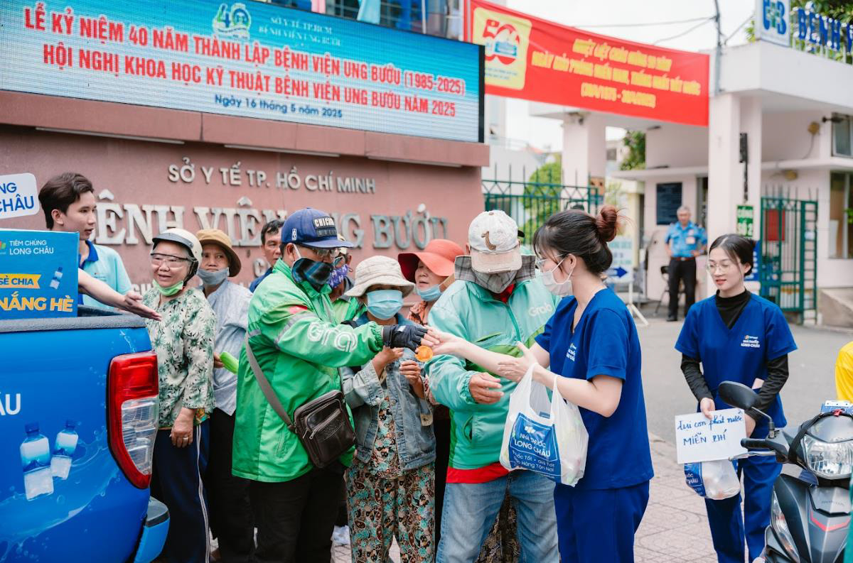 Những nụ cười mát lành giữa trưa hè từ xe nước miễn phí của Long Châu- Ảnh 1. Những nụ cười mát lành giữa trưa hè từ xe nước miễn phí của Long Châu- Ảnh 1.