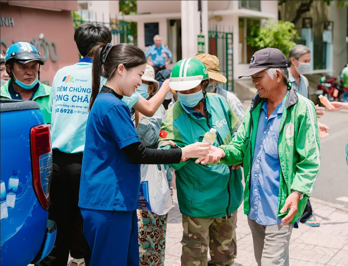 Những nụ cười mát lành giữa trưa hè từ xe nước miễn phí của Long Châu- Ảnh 2. Những nụ cười mát lành giữa trưa hè từ xe nước miễn phí của Long Châu- Ảnh 2.