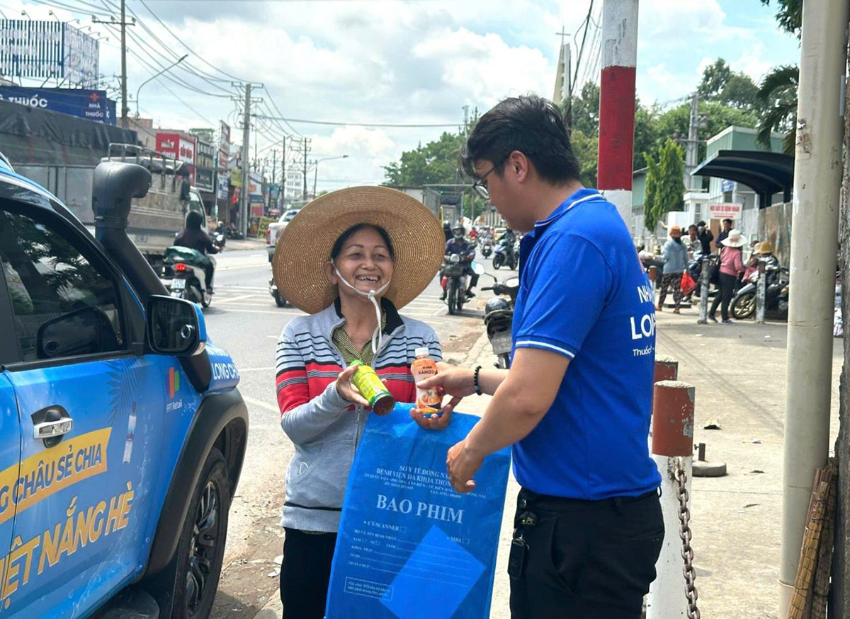 Những nụ cười mát lành giữa trưa hè từ xe nước miễn phí của Long Châu- Ảnh 3. Những nụ cười mát lành giữa trưa hè từ xe nước miễn phí của Long Châu- Ảnh 3.