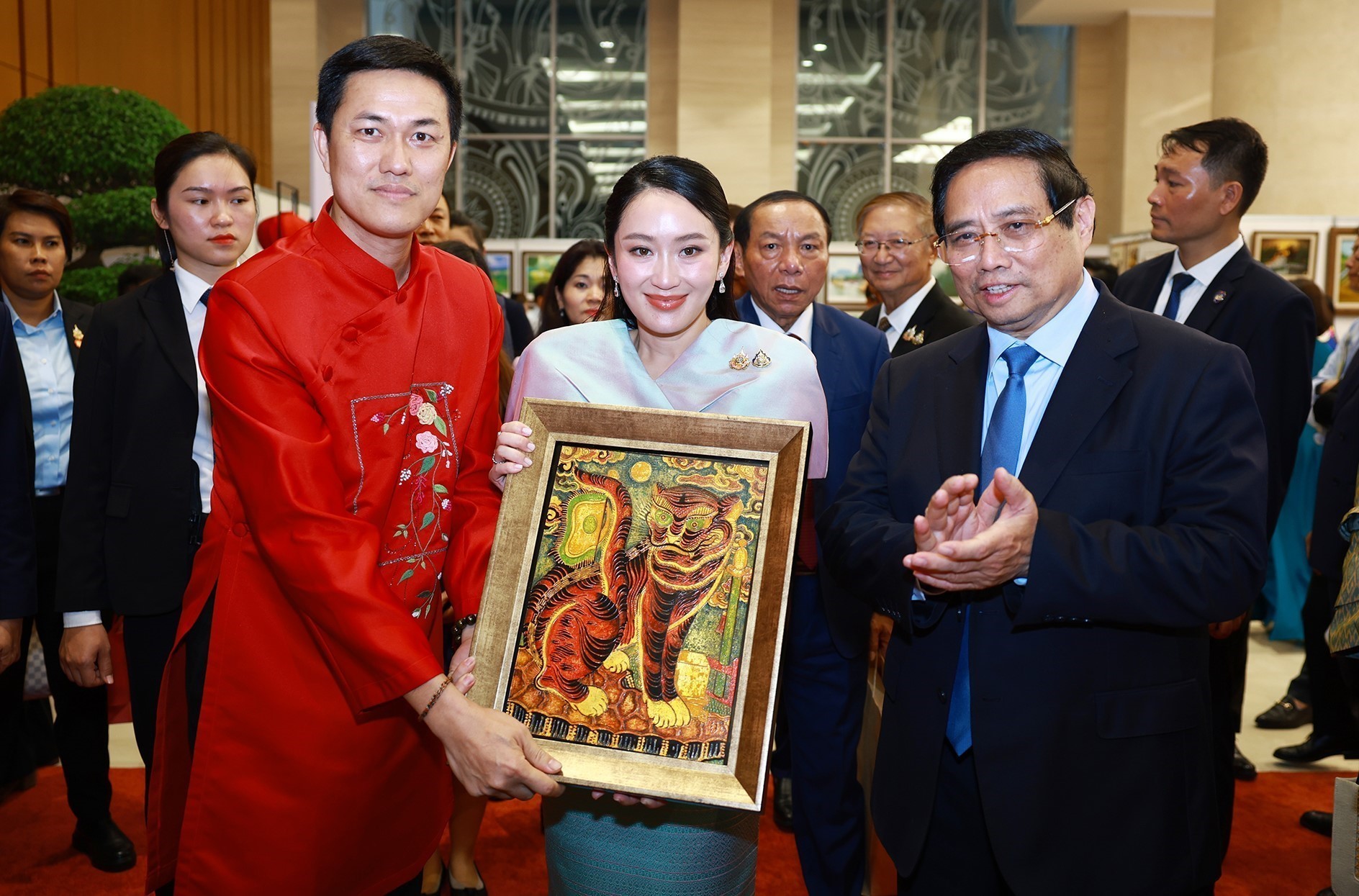 Thủ tướng Phạm Minh Chính cùng Thủ tướng Thái Lan tìm hiểu đồ thủ công mỹ nghệ - Ảnh 7.