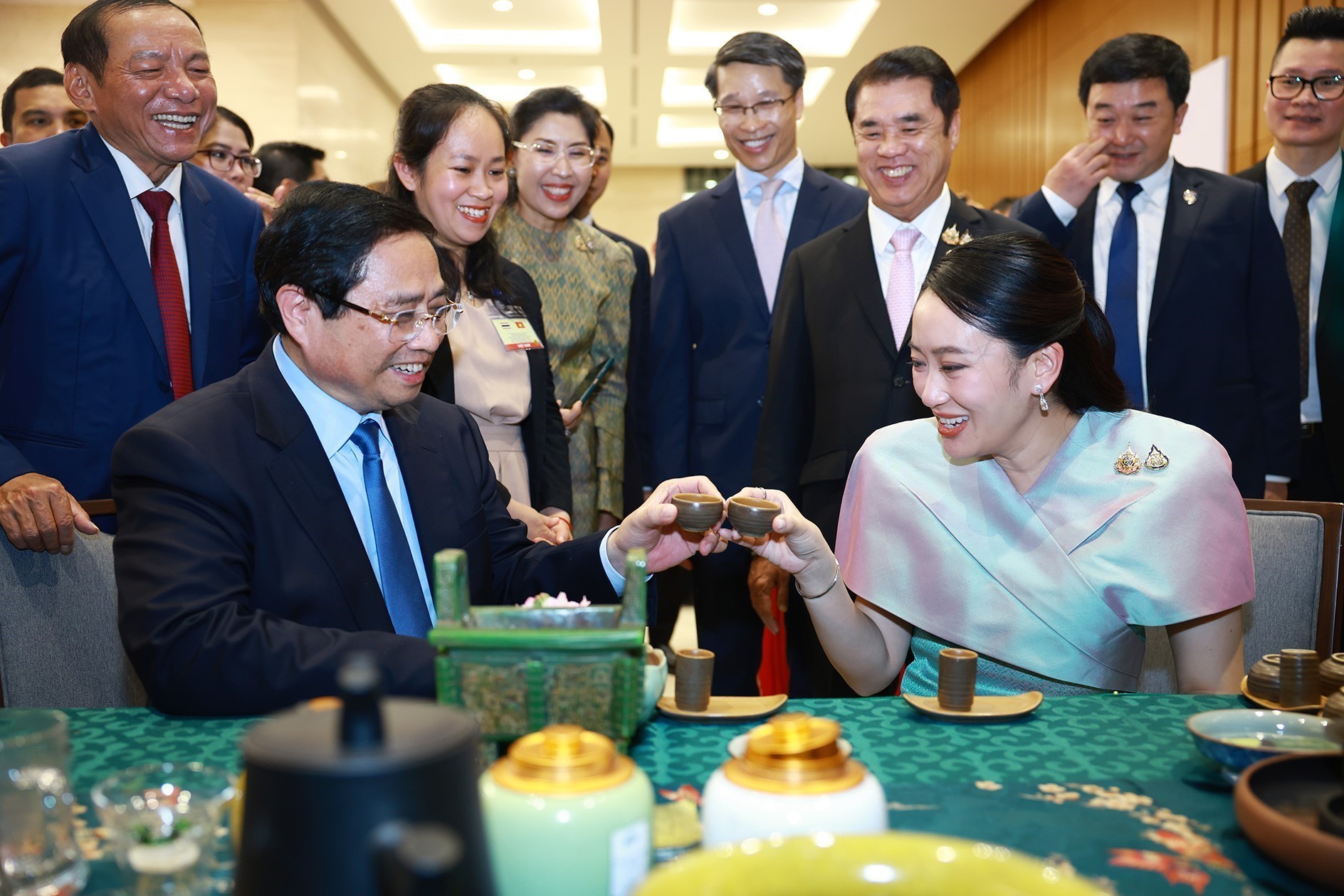 Thủ tướng Phạm Minh Chính cùng Thủ tướng Thái Lan tìm hiểu đồ thủ công mỹ nghệ - Ảnh 6.