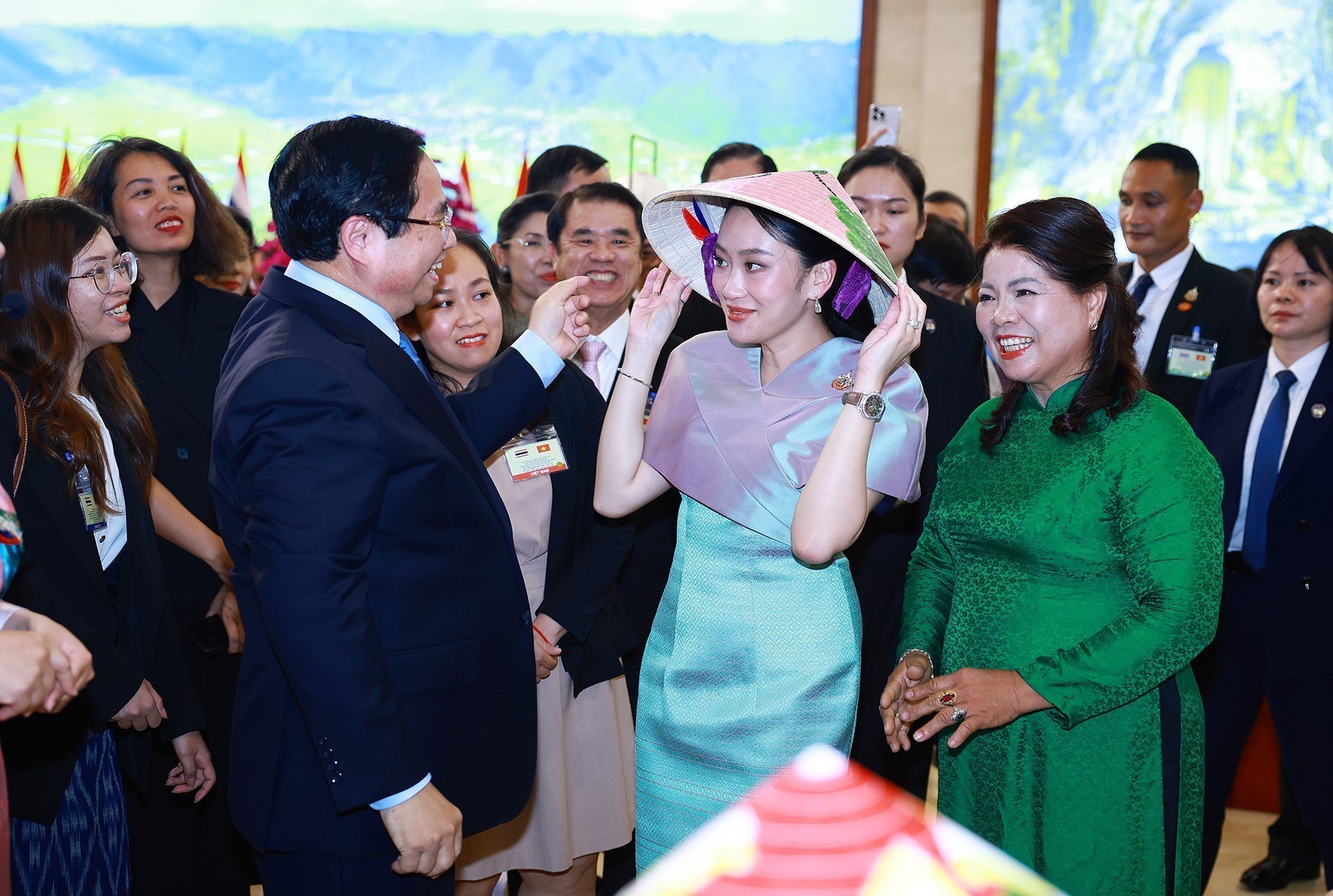 Thủ tướng Phạm Minh Chính cùng Thủ tướng Thái Lan tìm hiểu đồ thủ công mỹ nghệ - Ảnh 5.