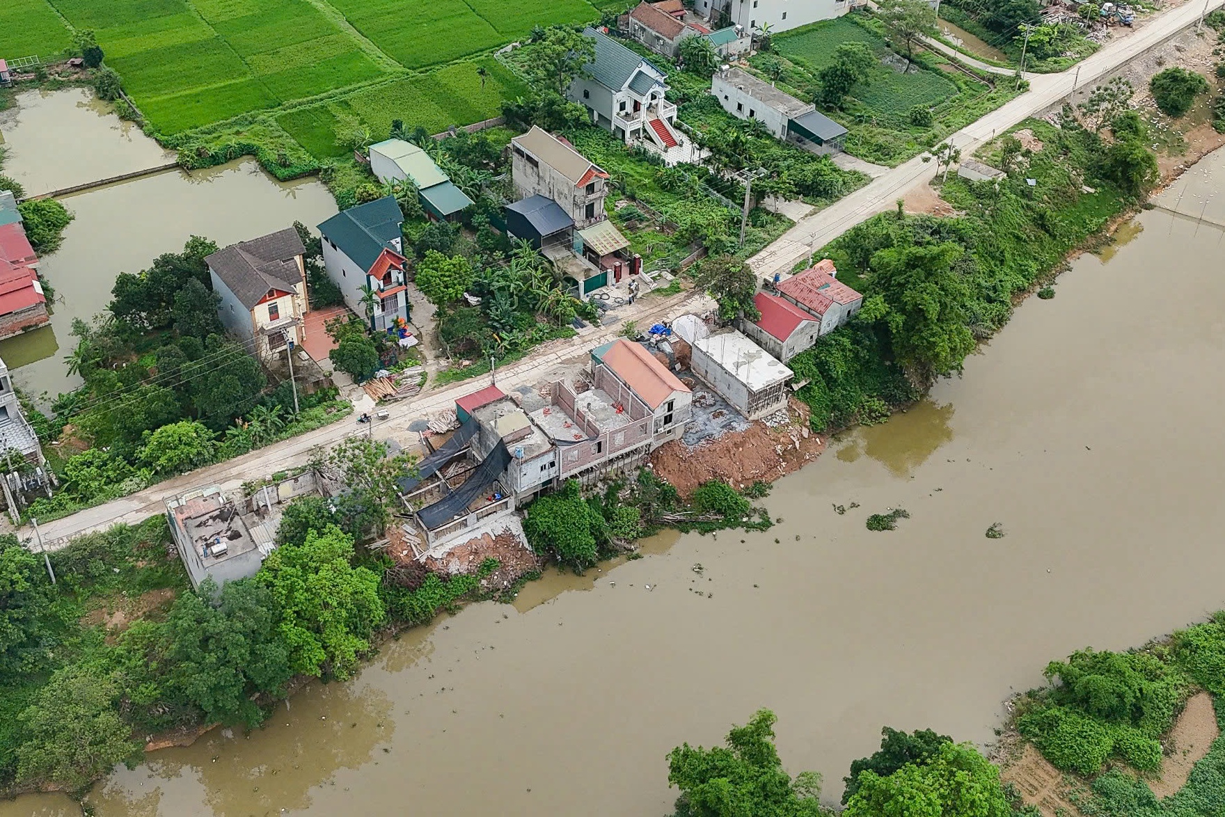 Cận cảnh những căn nhà trái phép ở bờ sông vùng rốn lũ Hà Nội - Ảnh 2.