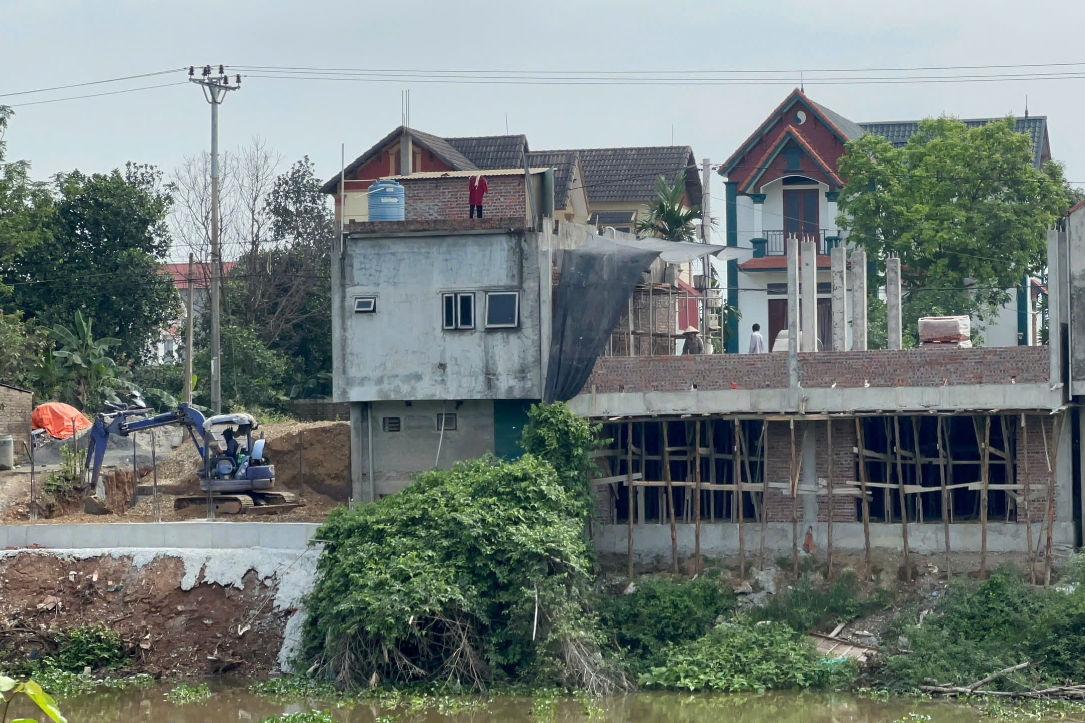 Cận cảnh những căn nhà trái phép ở bờ sông vùng rốn lũ Hà Nội - Ảnh 11.