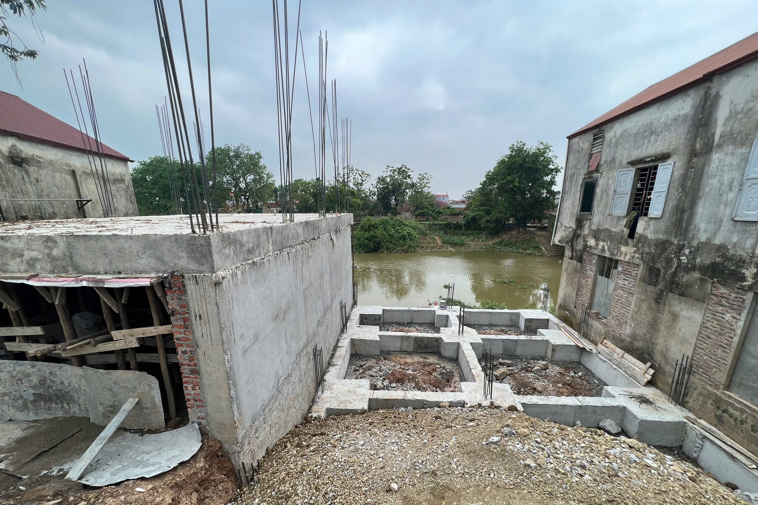 Cận cảnh những căn nhà trái phép ở bờ sông vùng rốn lũ Hà Nội - Ảnh 3.