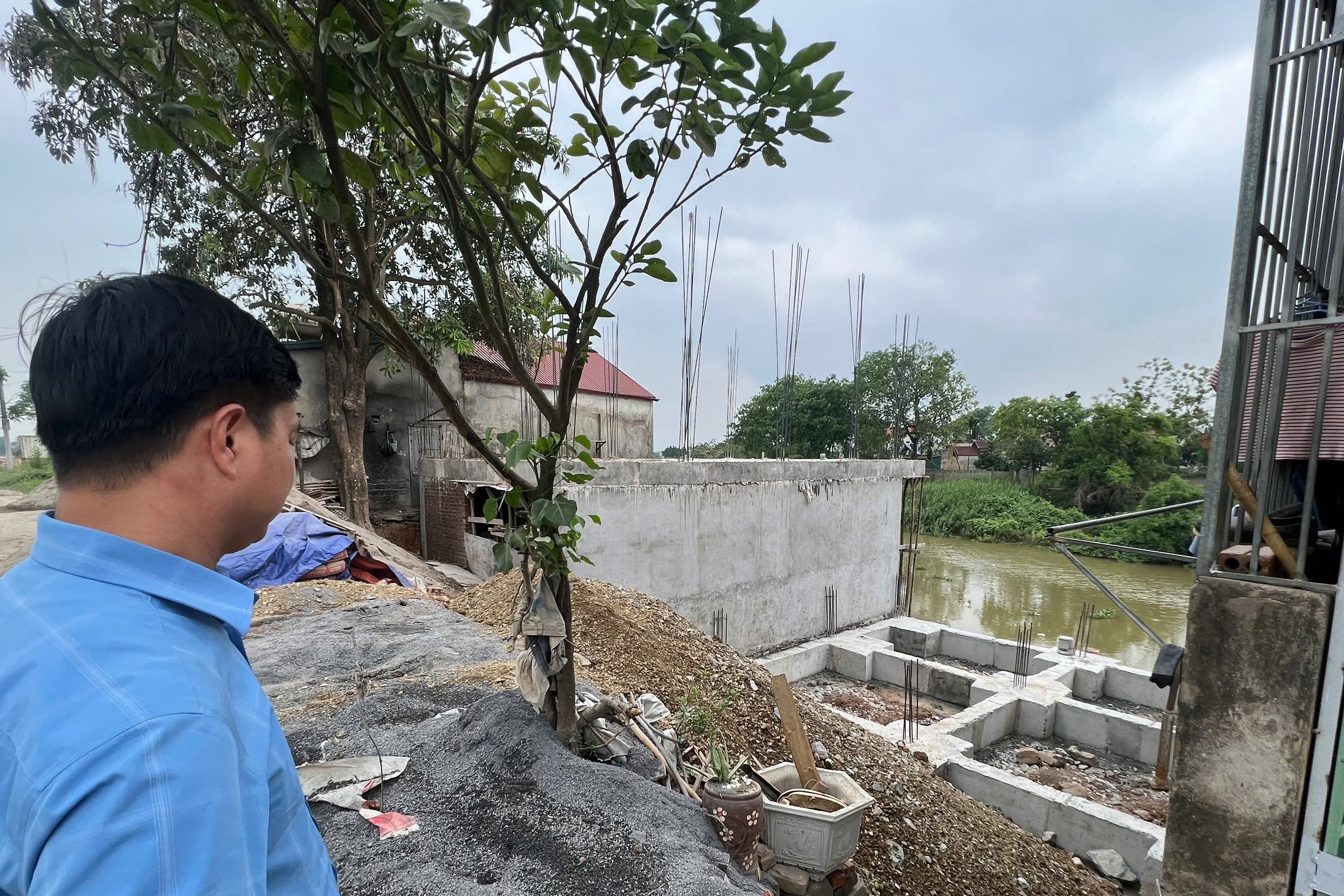 Cận cảnh những căn nhà trái phép ở bờ sông vùng rốn lũ Hà Nội - Ảnh 1.