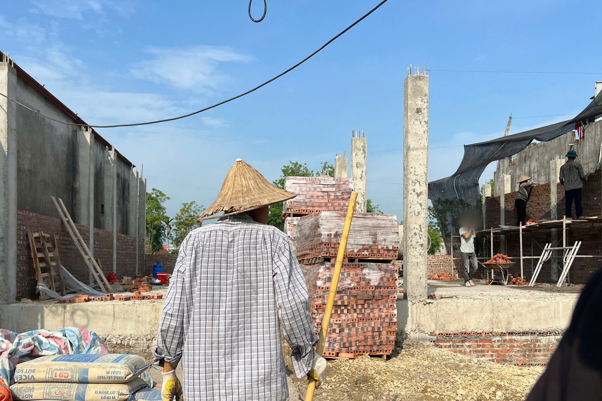 Cận cảnh những căn nhà trái phép ở bờ sông vùng rốn lũ Hà Nội - Ảnh 4.