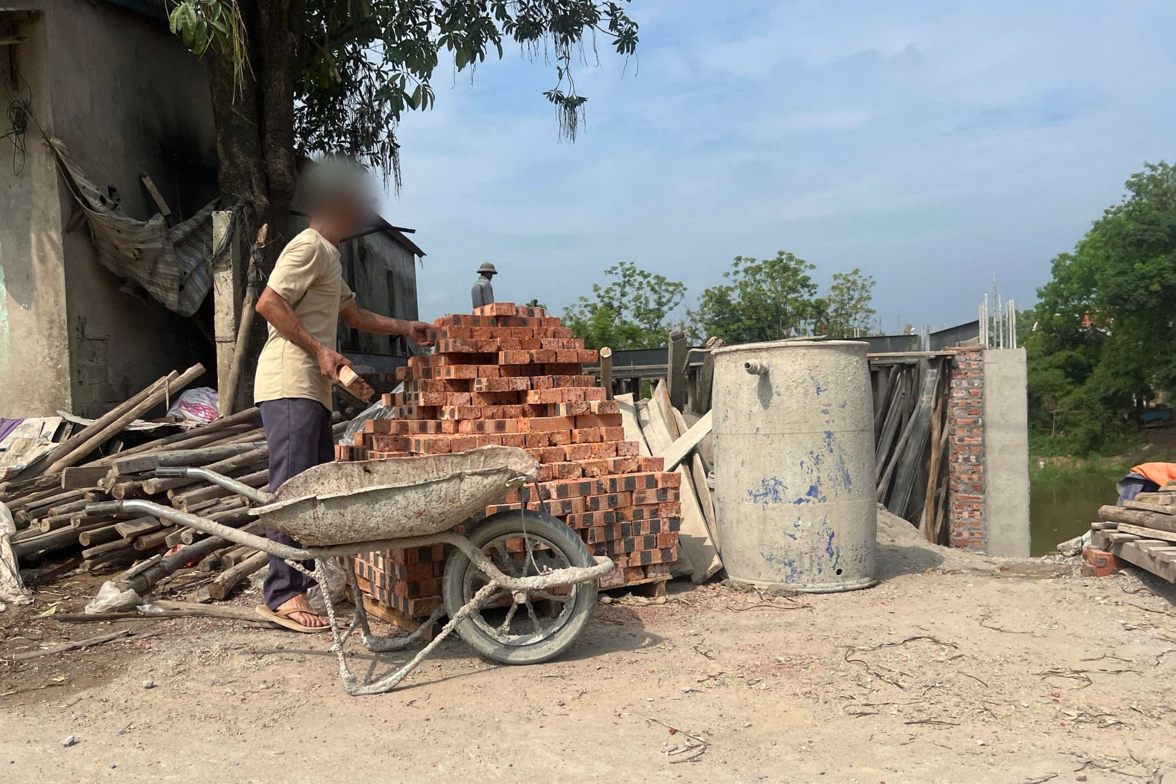 Cận cảnh những căn nhà trái phép ở bờ sông vùng rốn lũ Hà Nội - Ảnh 5.