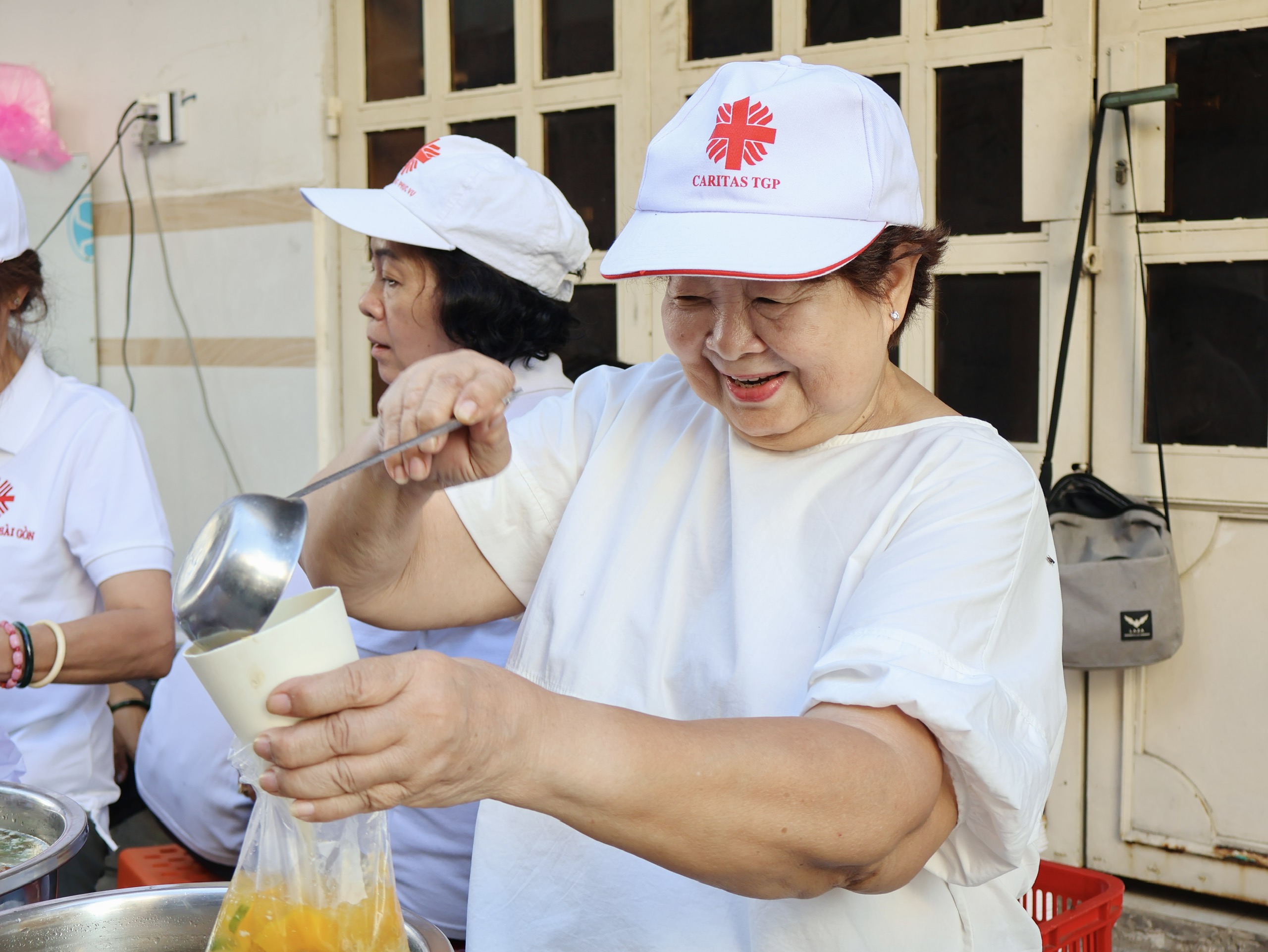 Bữa cơm nhà thờ đậm vị tử tế ở TP.HCM, khiến người nhận khóc vì được thương- Ảnh 11. Bữa cơm nhà thờ đậm vị tử tế ở TP.HCM, khiến người nhận khóc vì được thương- Ảnh 11.