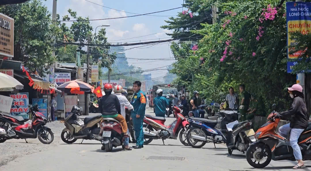 Cháy lớn xưởng nội thất ở Hóc Môn, phong tỏa đường nhiều giờ để dập lửa- Ảnh 3. Cháy lớn xưởng nội thất ở Hóc Môn, phong tỏa đường nhiều giờ để dập lửa- Ảnh 3.