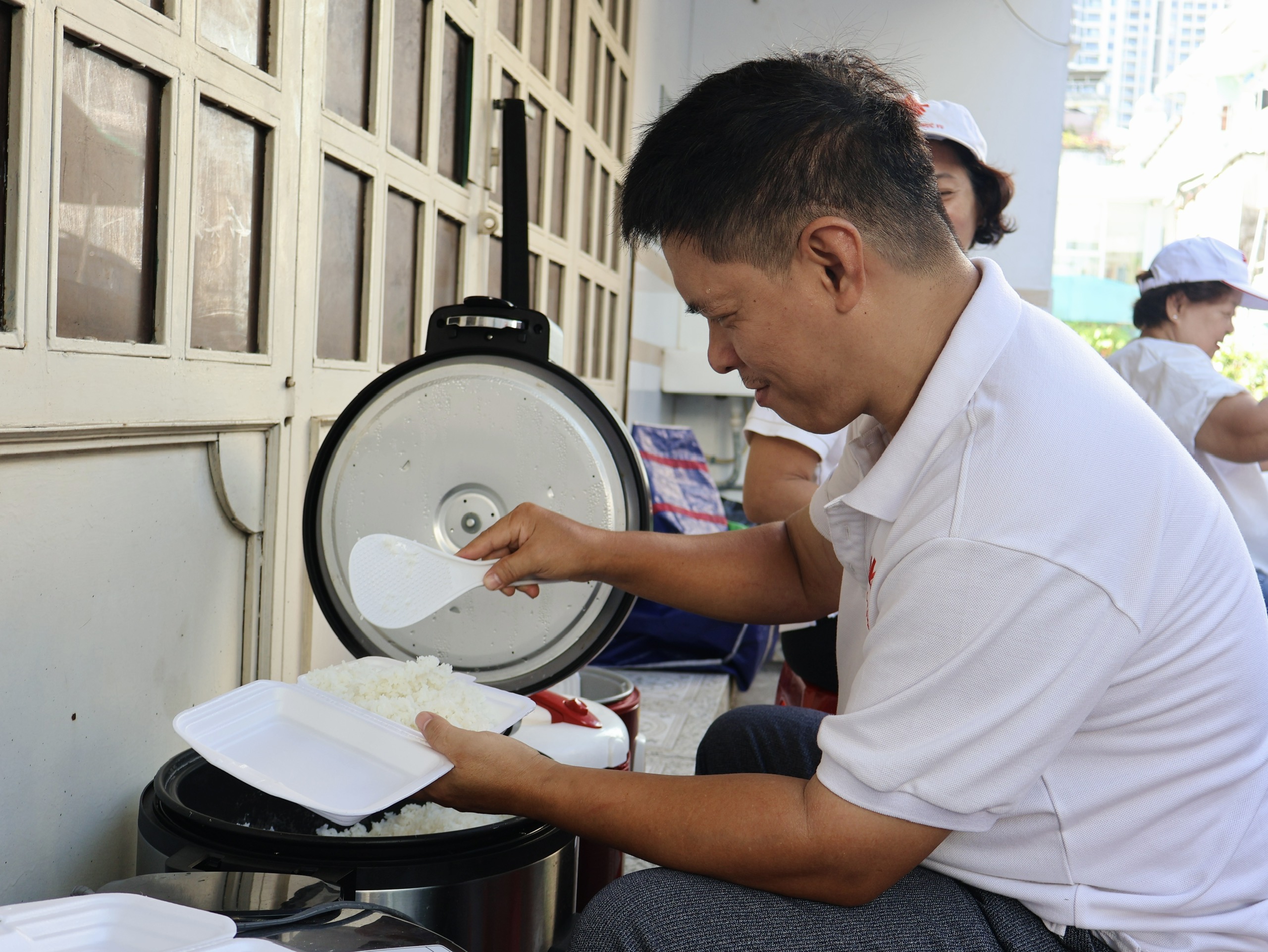 Bữa cơm nhà thờ đậm vị tử tế ở TP.HCM, khiến người nhận khóc vì được thương- Ảnh 6. Bữa cơm nhà thờ đậm vị tử tế ở TP.HCM, khiến người nhận khóc vì được thương- Ảnh 6.