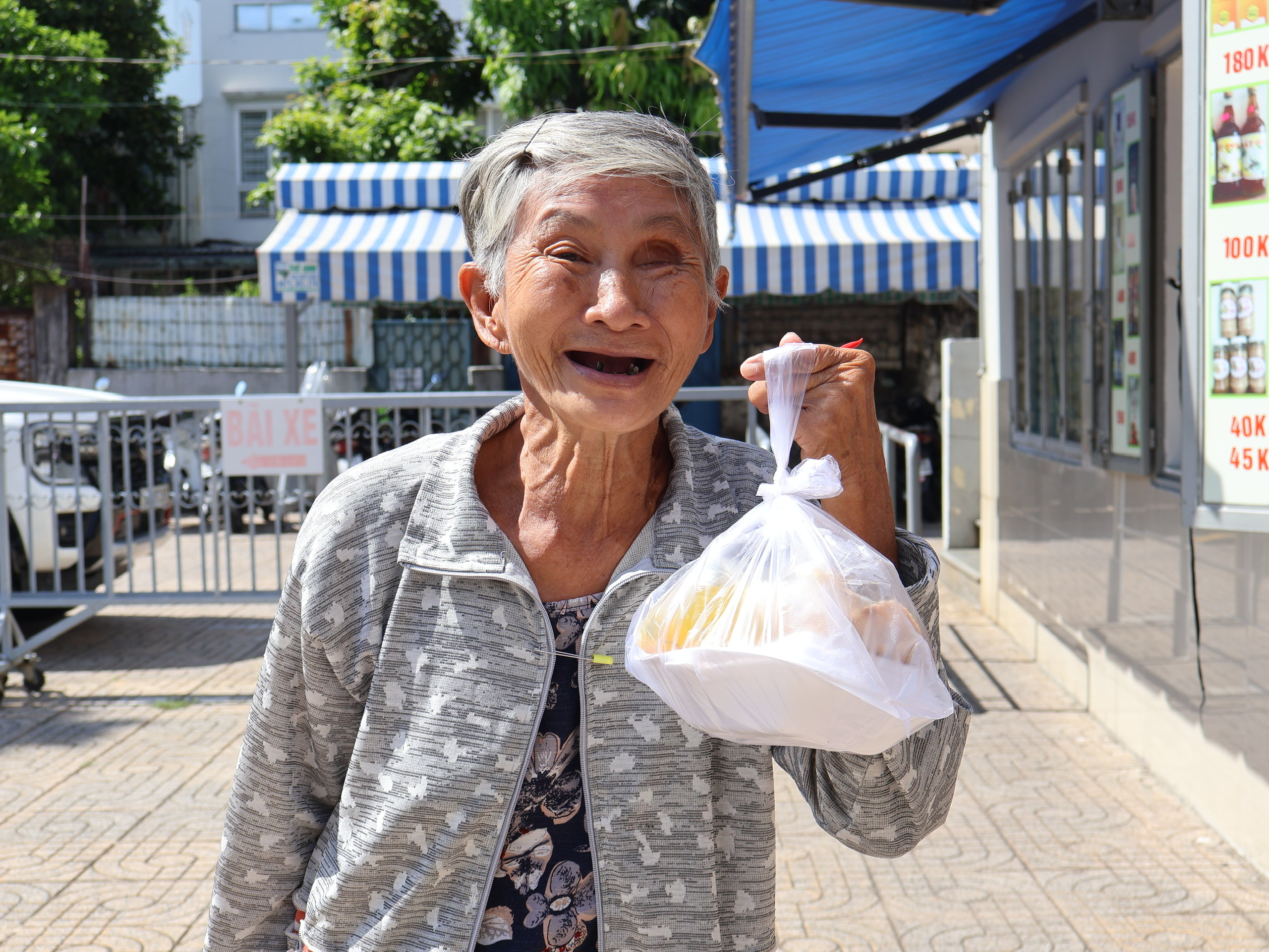 Bữa cơm nhà thờ đậm vị tử tế ở TP.HCM, khiến người nhận khóc vì được thương- Ảnh 15. Bữa cơm nhà thờ đậm vị tử tế ở TP.HCM, khiến người nhận khóc vì được thương- Ảnh 15.