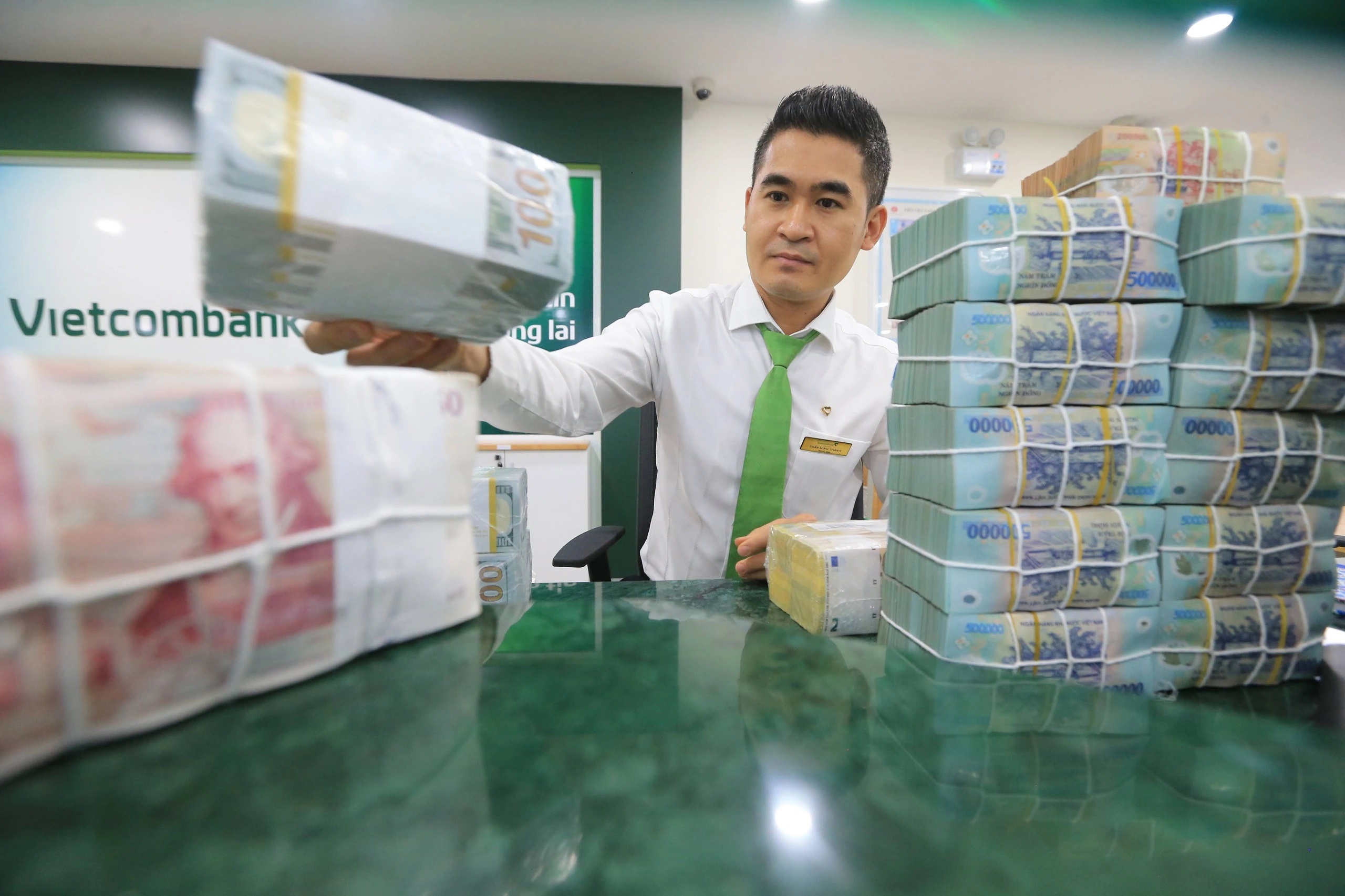 Giá vàng giảm mạnh, lãi suất ở mức thấp- Ảnh 2. Giá vàng giảm mạnh, lãi suất ở mức thấp- Ảnh 2.
