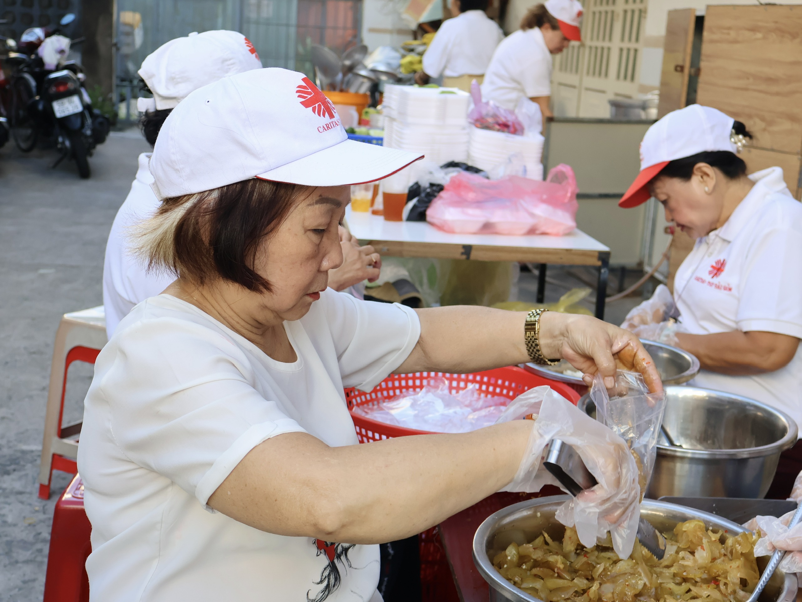 Bữa cơm nhà thờ đậm vị tử tế ở TP.HCM, khiến người nhận khóc vì được thương- Ảnh 4. Bữa cơm nhà thờ đậm vị tử tế ở TP.HCM, khiến người nhận khóc vì được thương- Ảnh 4.